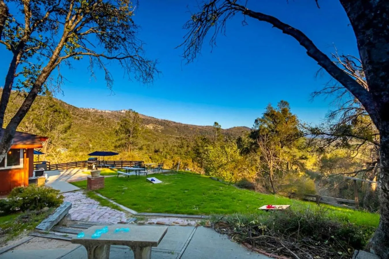 Sierra Vista Lookout Lodge with Creek, Waterfall and Waterholes, minutes from Bass Lake and Yosemite South Gate