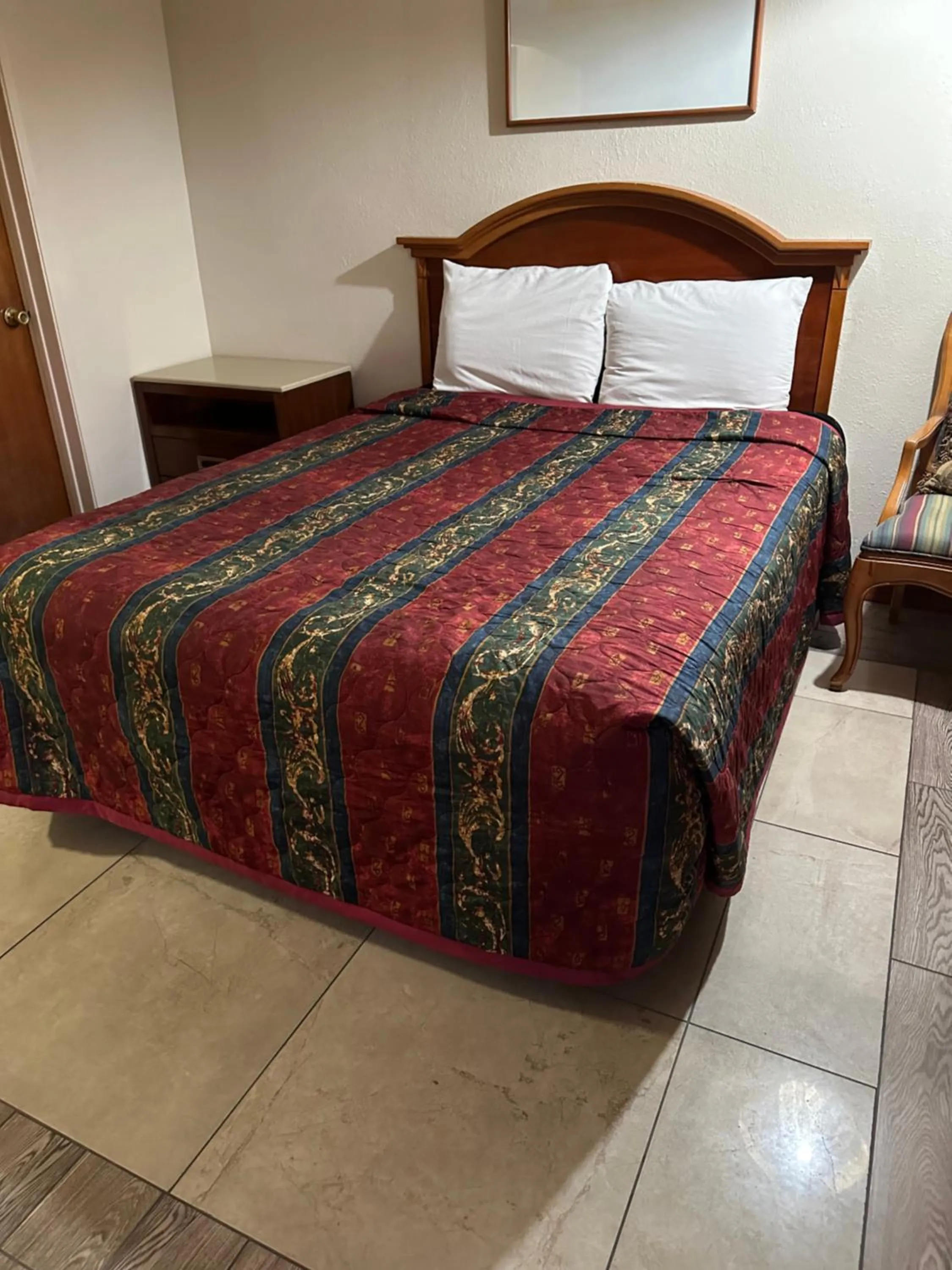 Bed in Rancho Motel - Ontario Airport