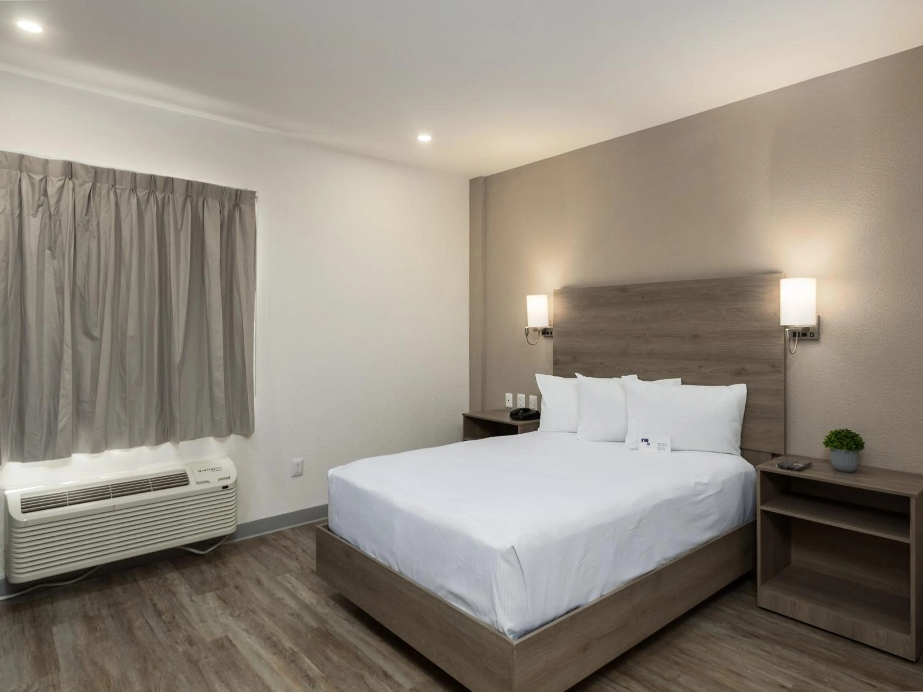 Bed in Hotel Mesaluna Short & Long Stay