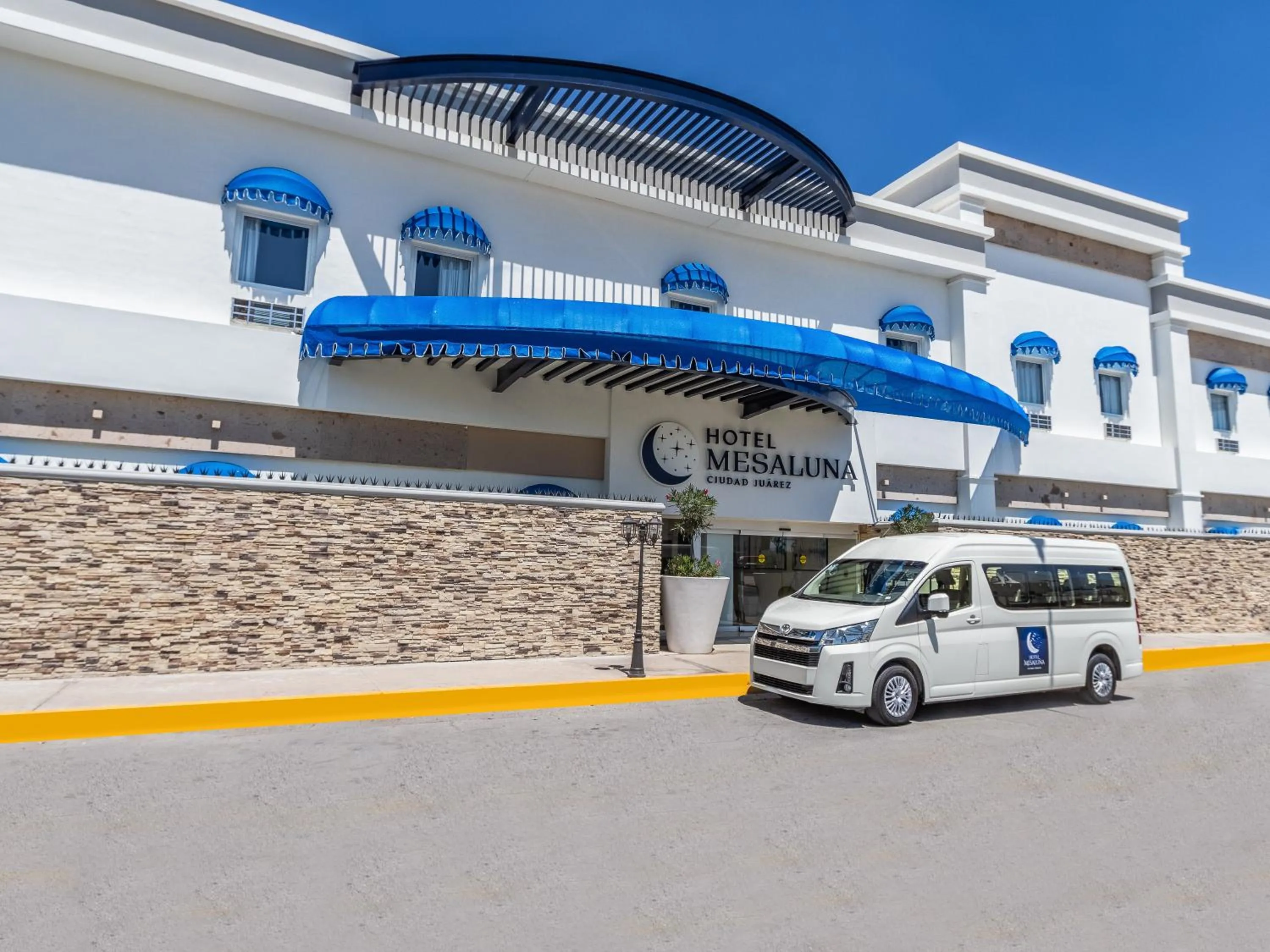 shuttle in Hotel Mesaluna Short & Long Stay