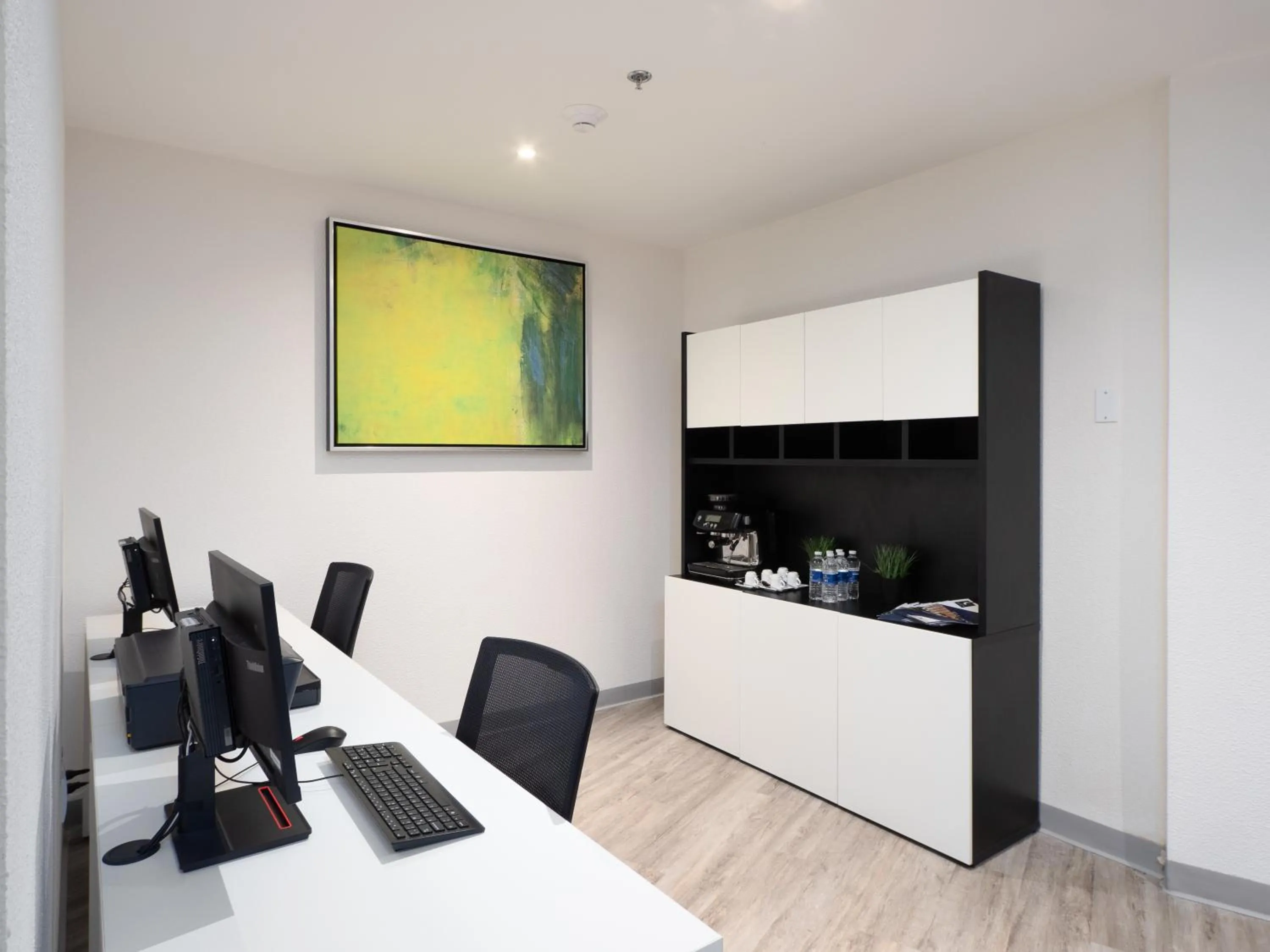 Seating area in Hotel Mesaluna Short & Long Stay