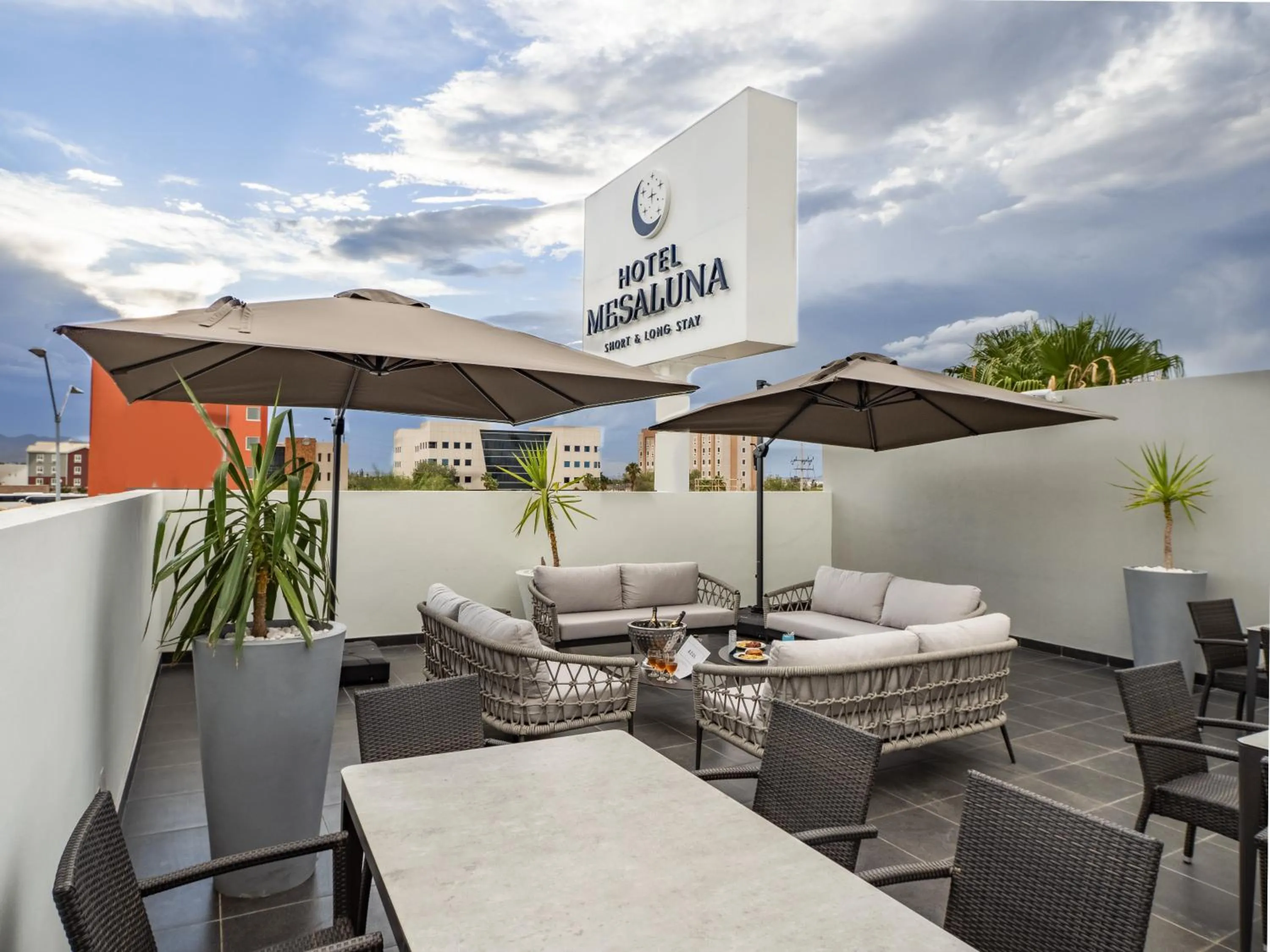 Balcony/Terrace in Hotel Mesaluna Short & Long Stay