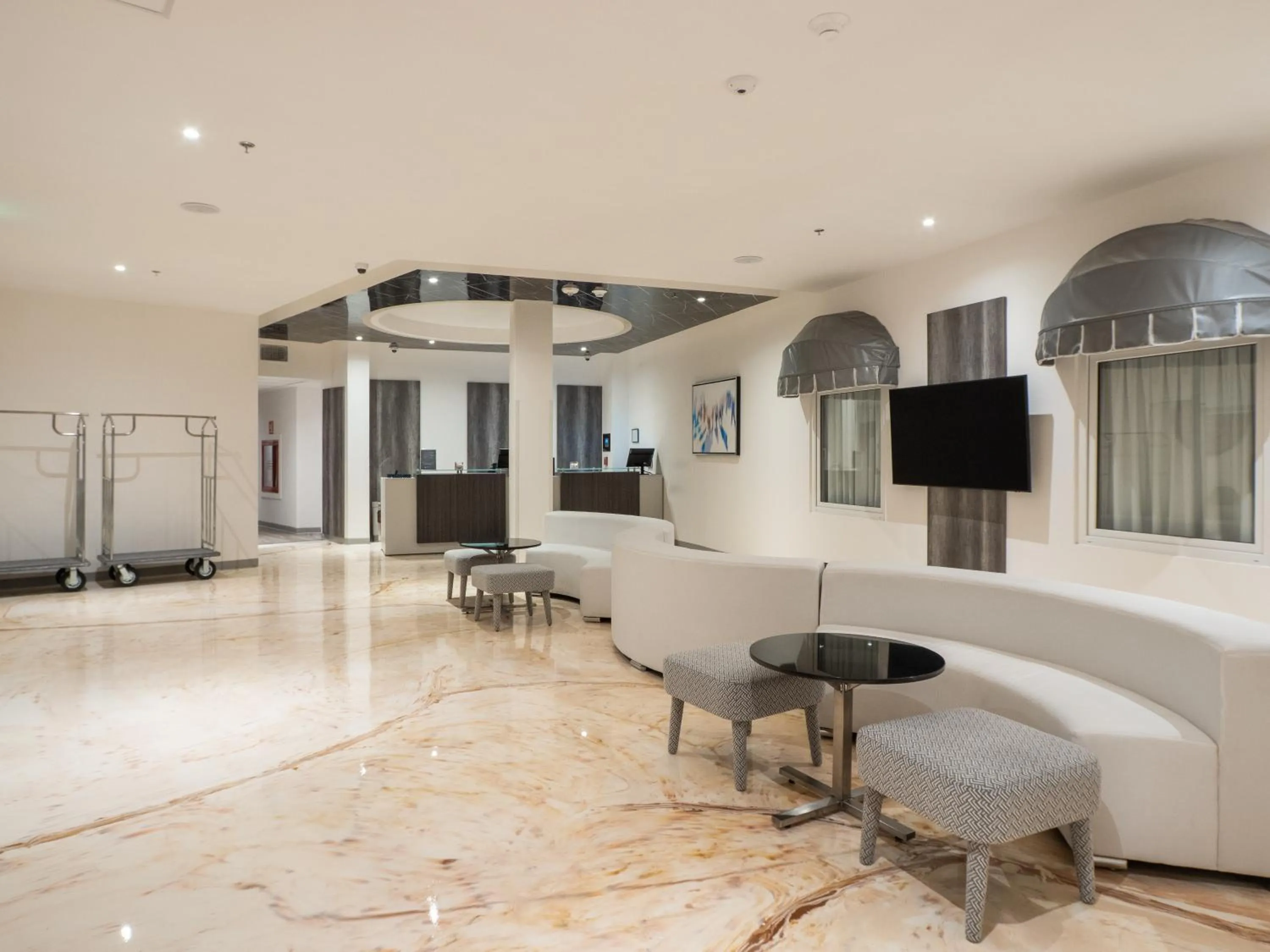 Living room in Hotel Mesaluna Short & Long Stay