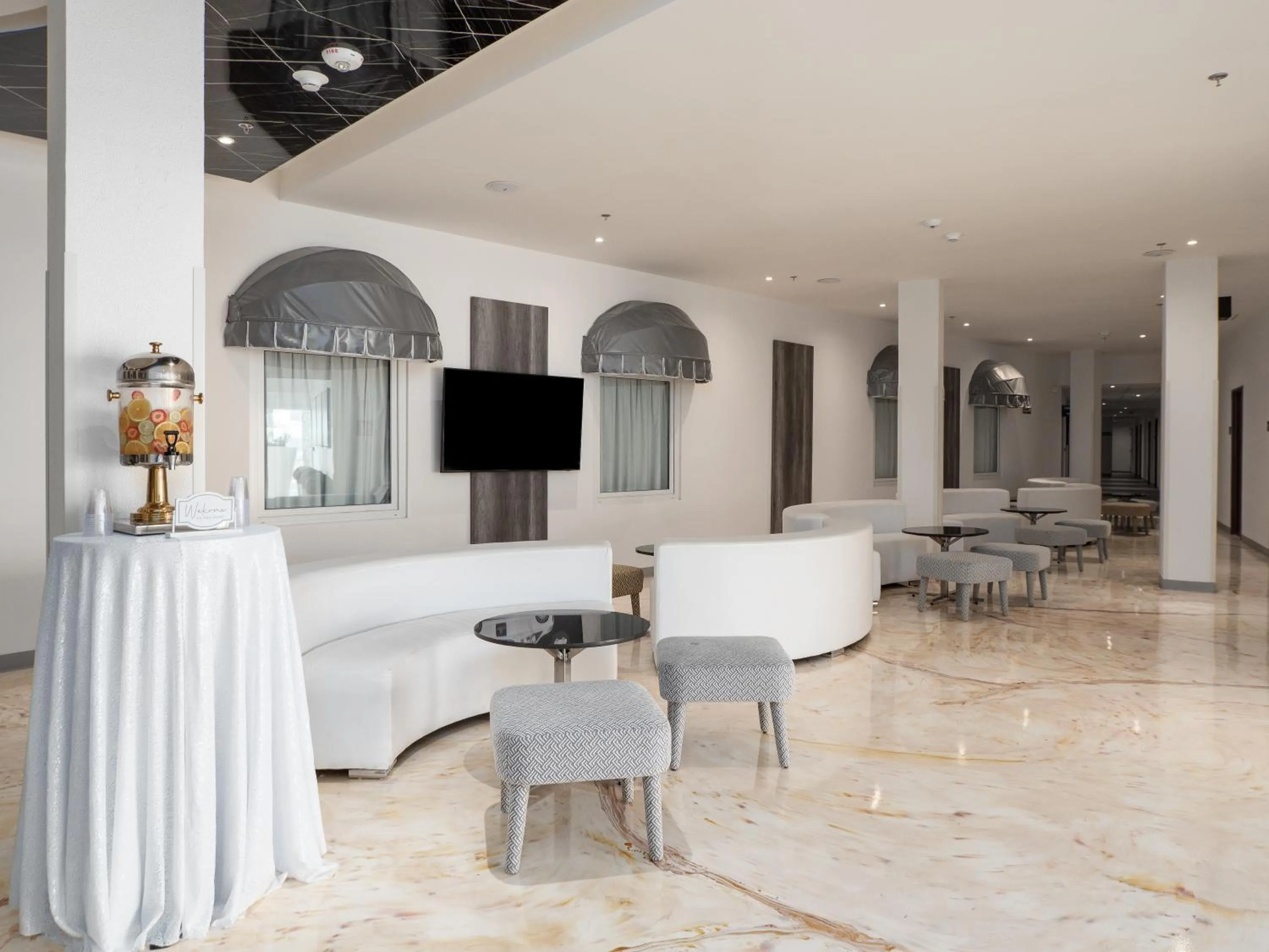 Lobby or reception in Hotel Mesaluna Short & Long Stay