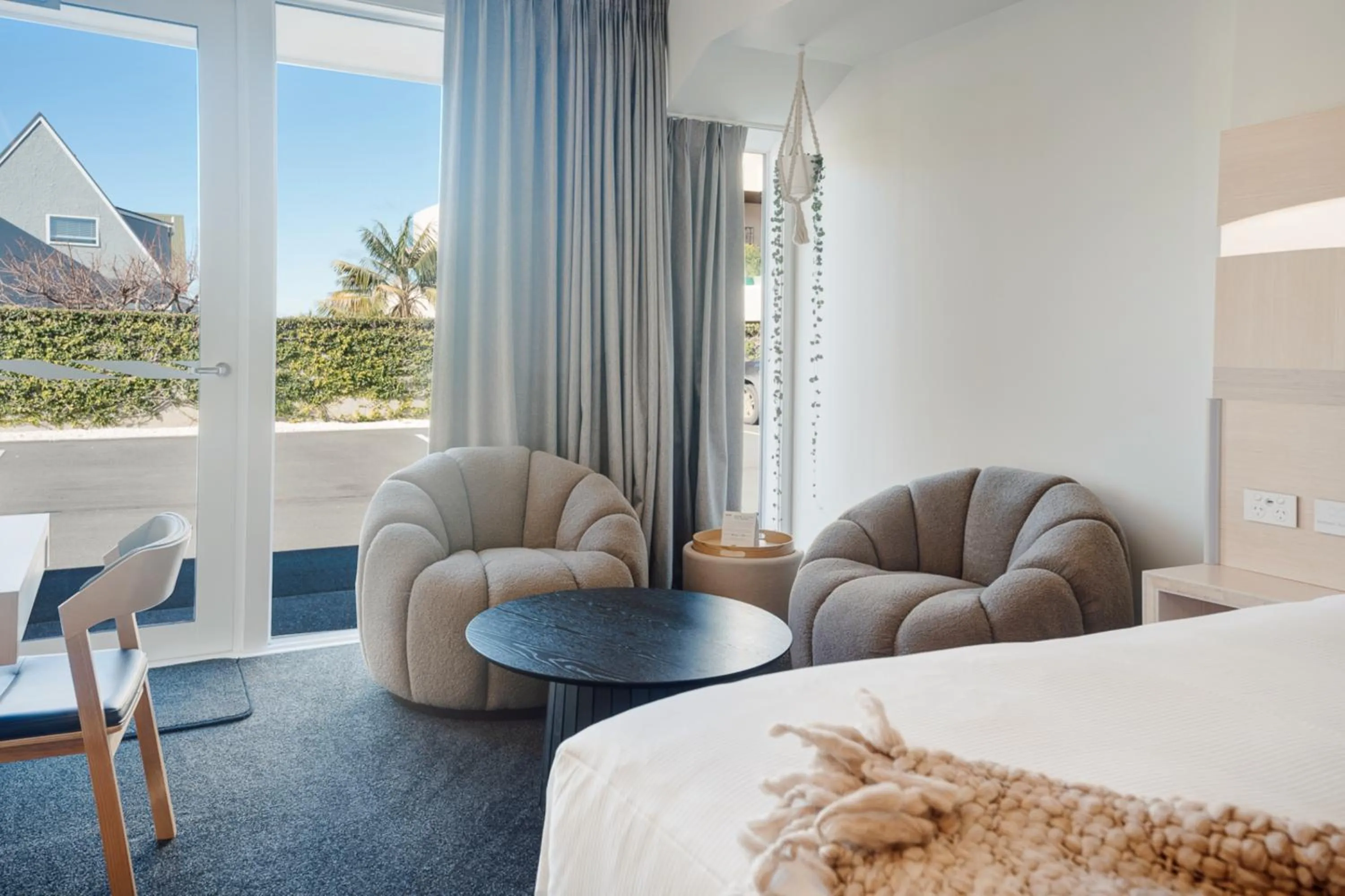 Seating area, Bed in CitySide Hotel Tauranga