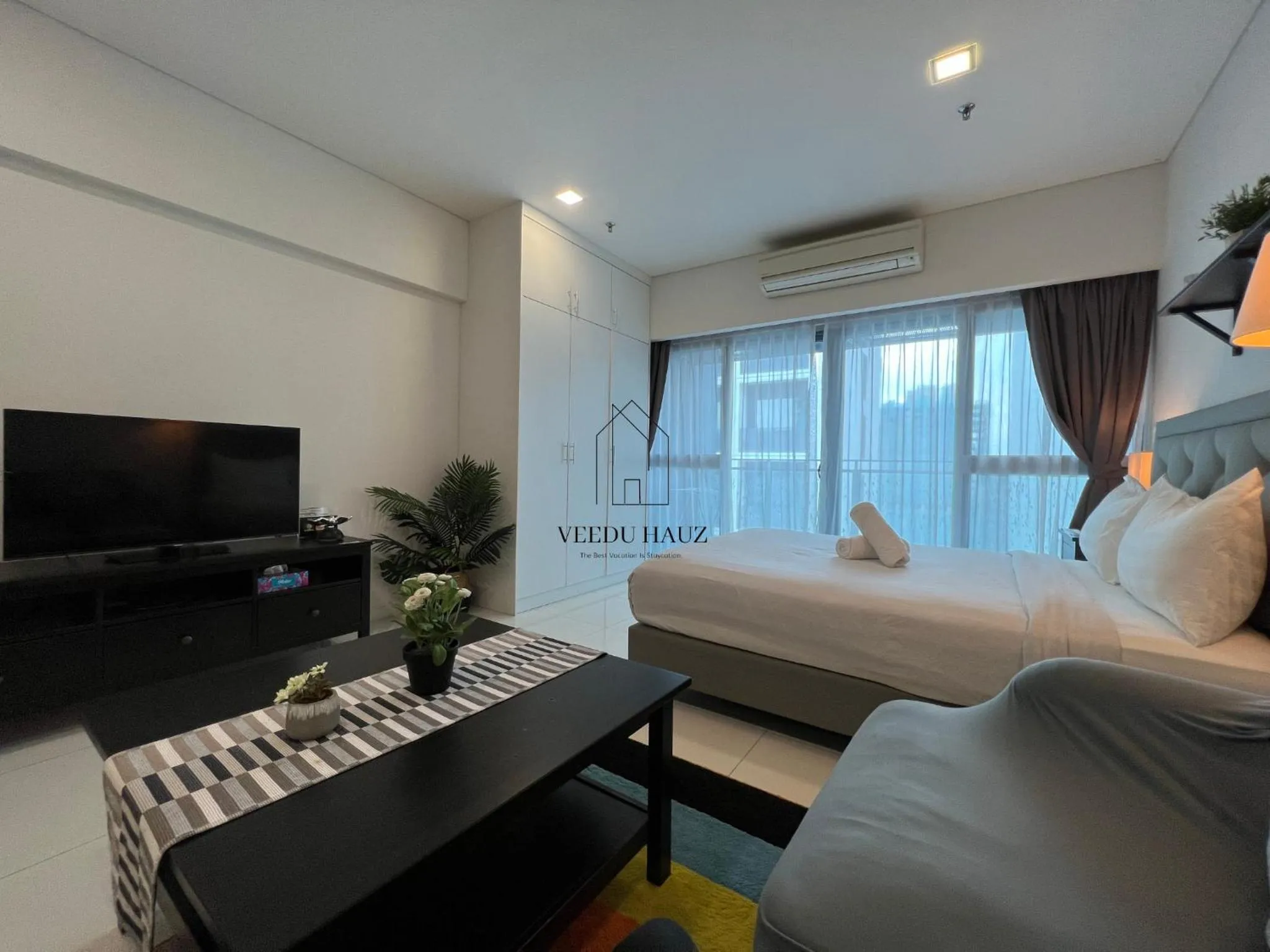 Seating area, Bed in Mercu Summer Suites KLCC by Veedu Hauz