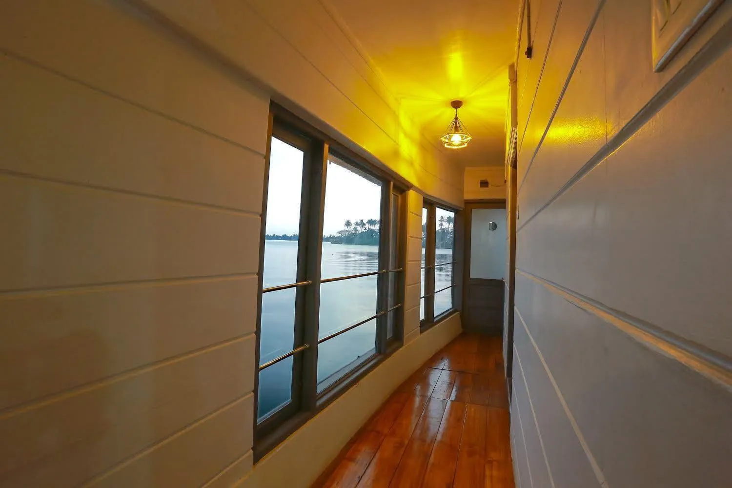 Lake view in Honeymoon Houseboat