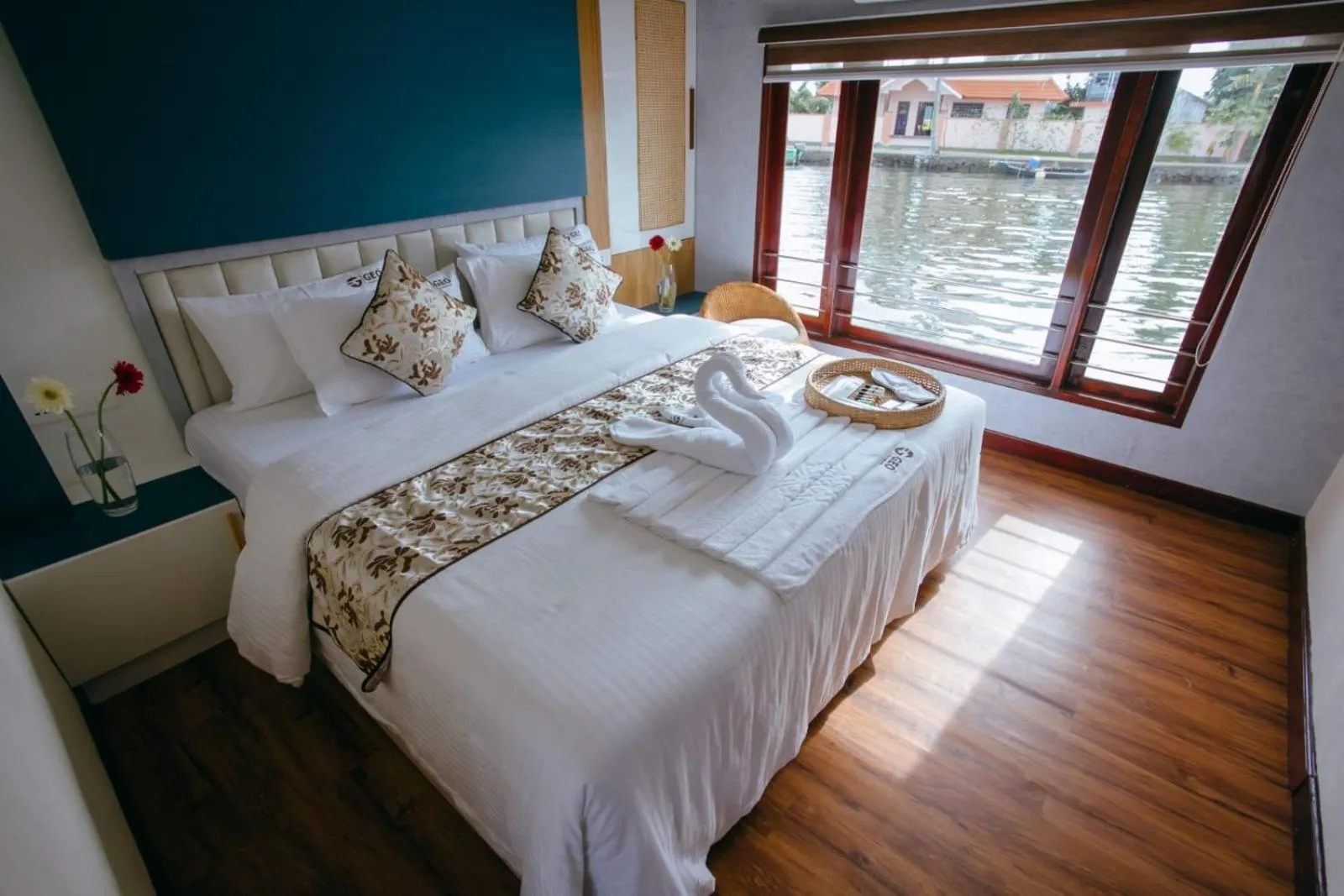 Bedroom, Bed in Honeymoon Houseboat