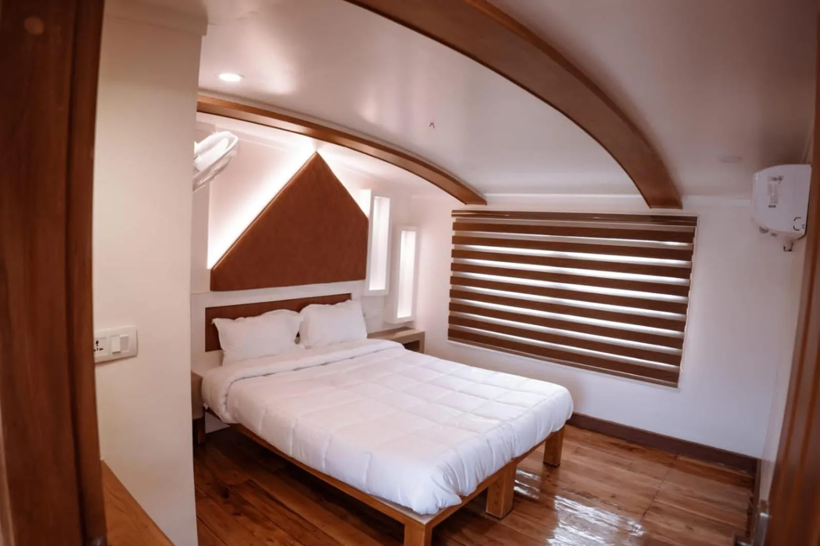 Bedroom, Bed in Honeymoon Houseboat