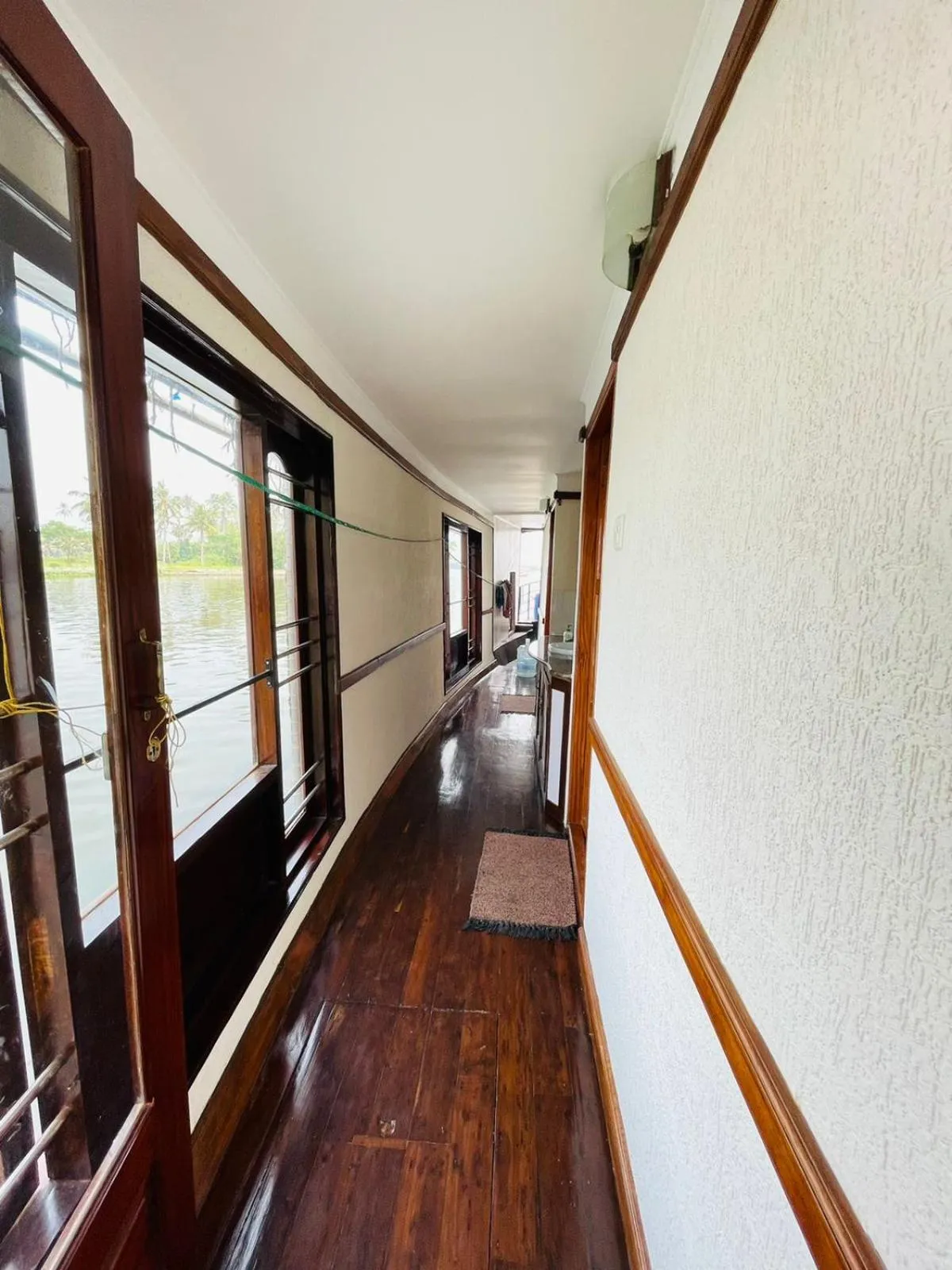 Property building in Honeymoon Houseboat