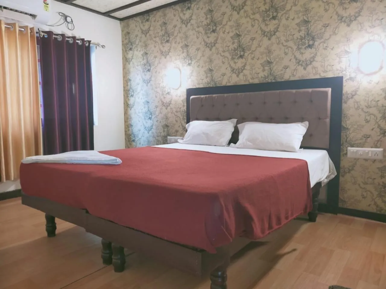 Bed in Honeymoon Houseboat