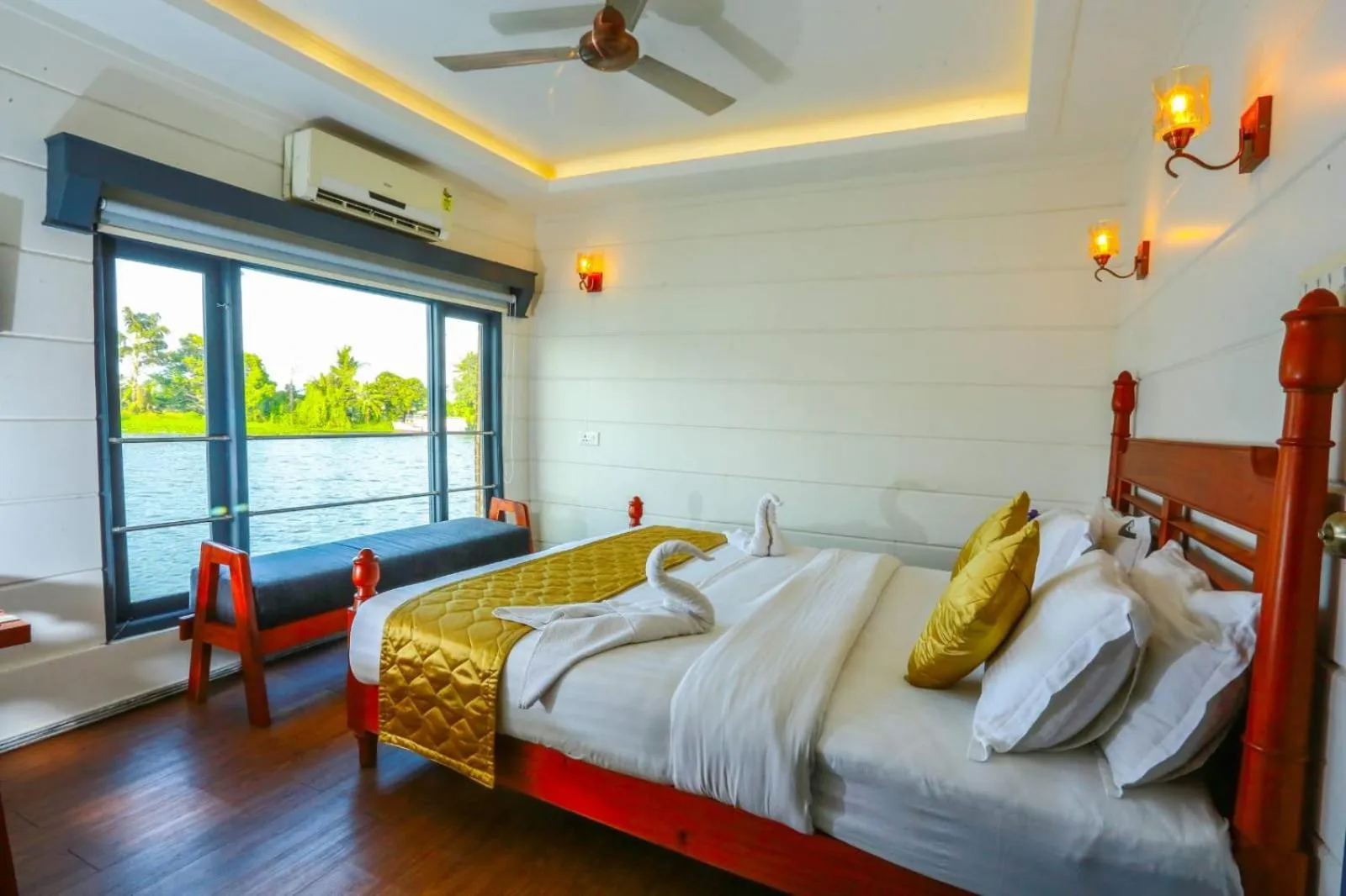Bedroom, Bed in Honeymoon Houseboat