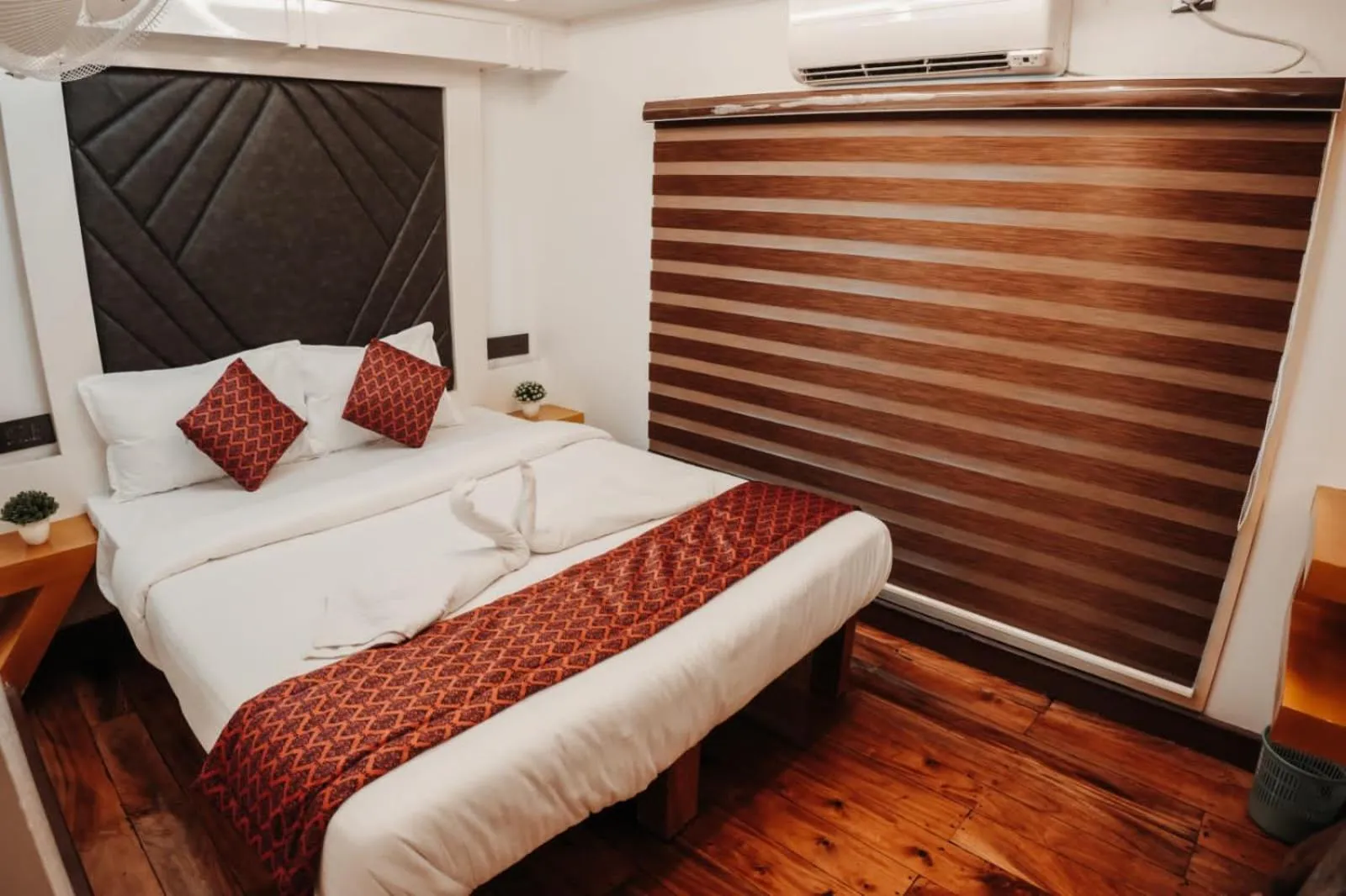 Bedroom, Bed in Honeymoon Houseboat