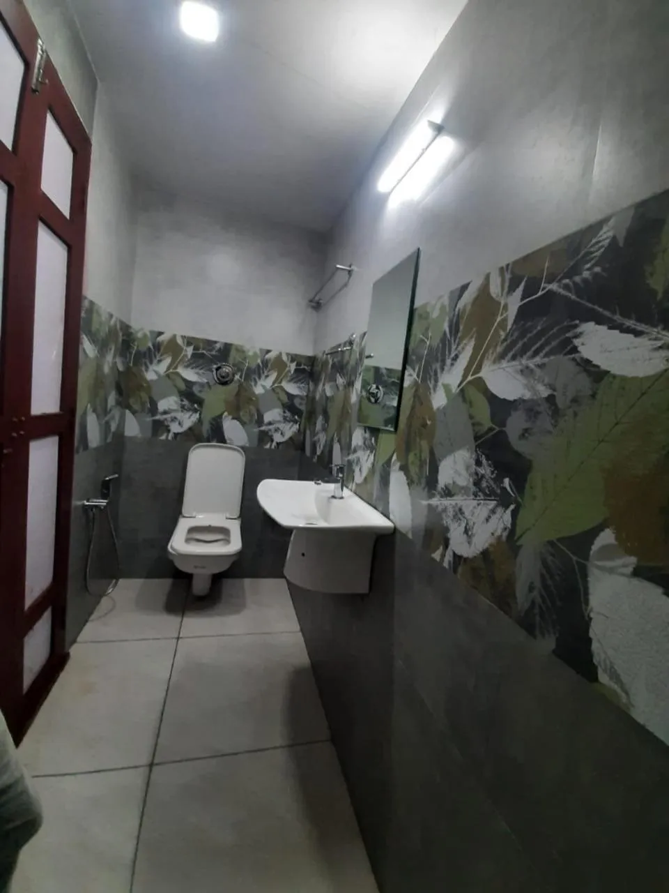 Bathroom in Honeymoon Houseboat