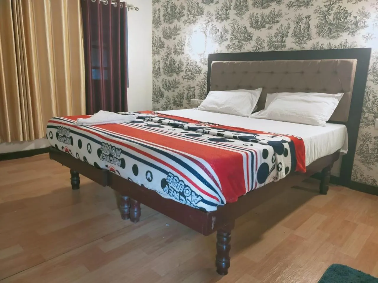 Bedroom, Bed in Honeymoon Houseboat