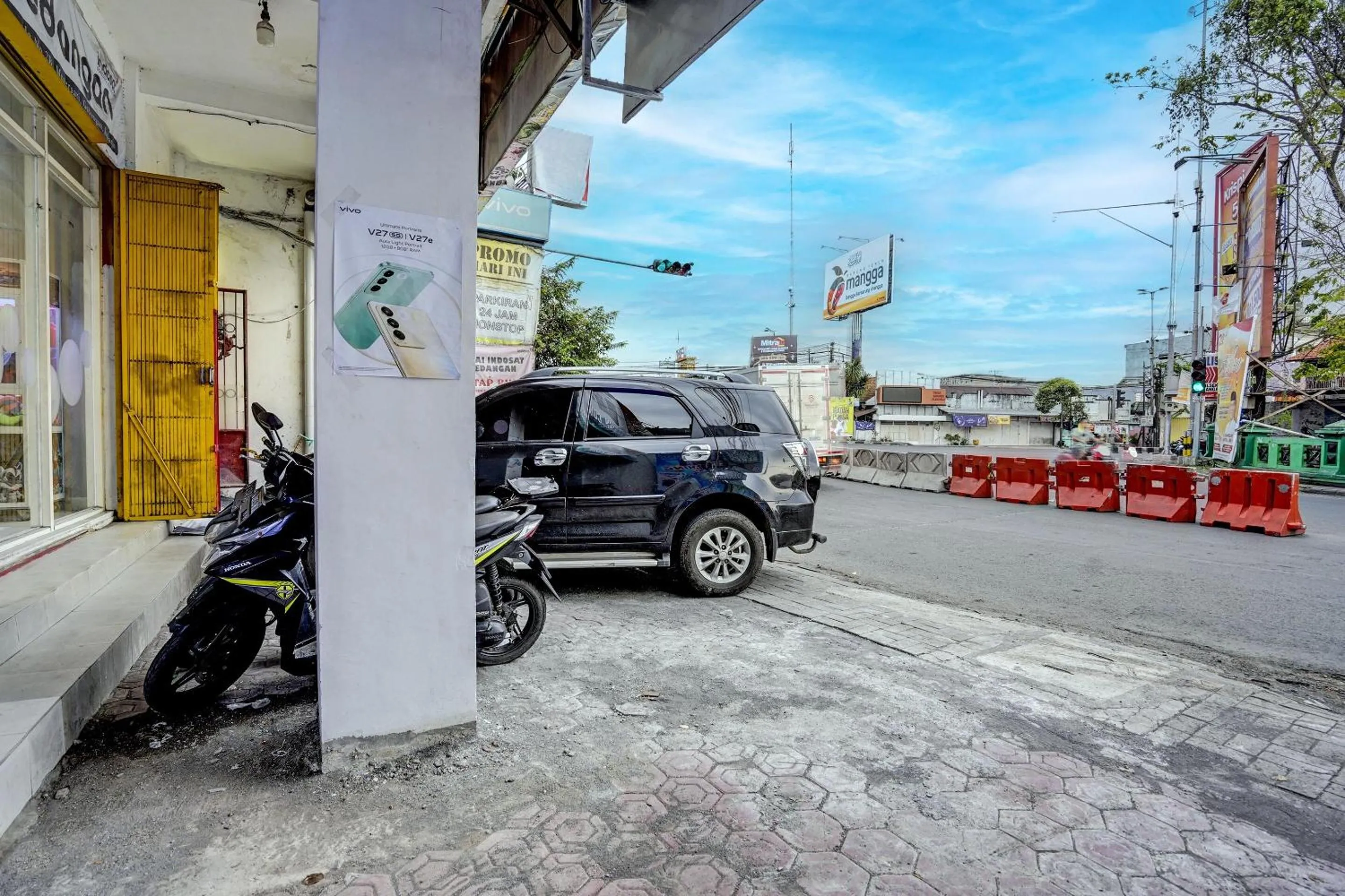 Facade/entrance in Super OYO Capital O 92506 K1 Residence Gedangan