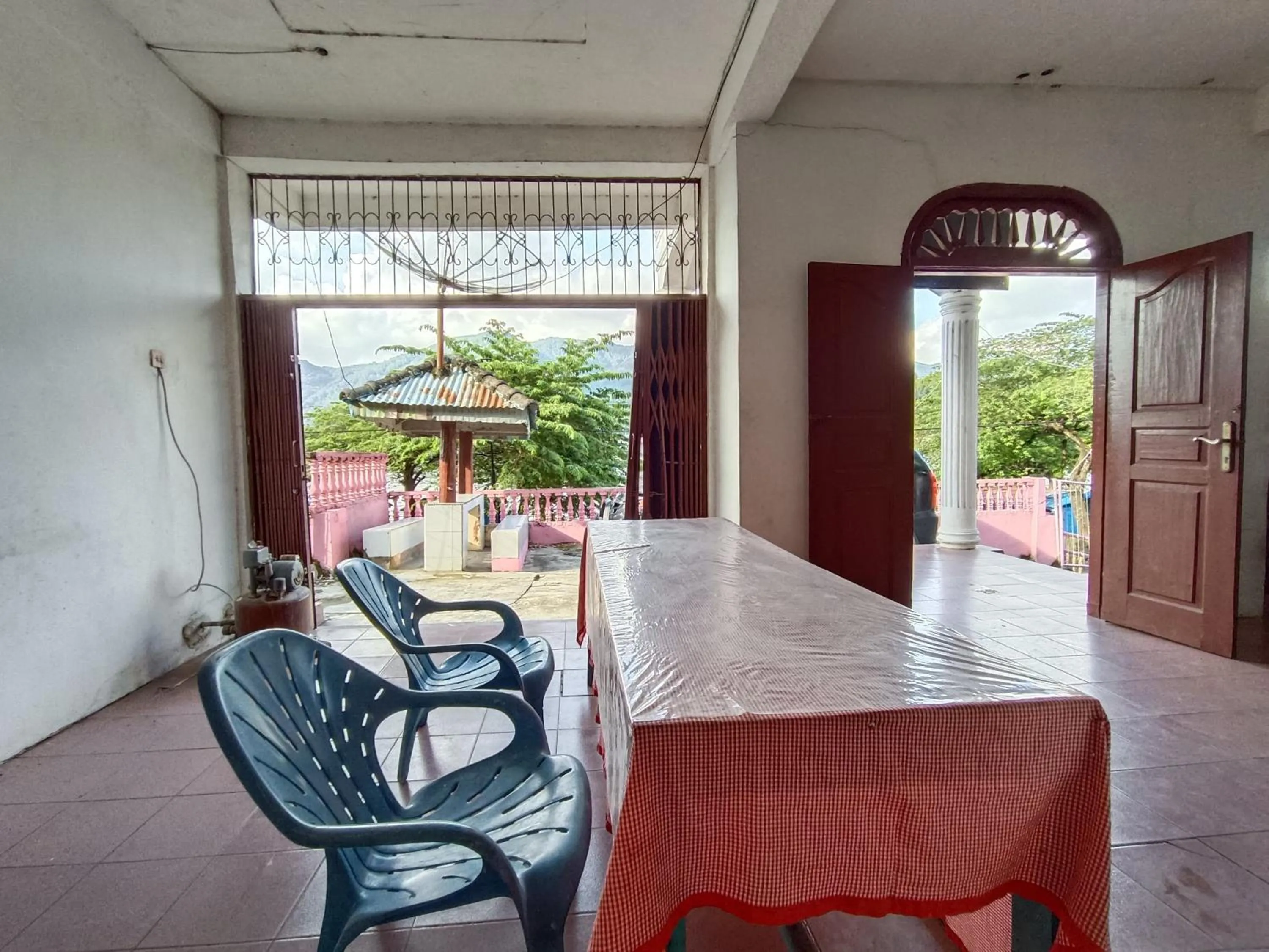 Lobby or reception in Hotel O Penginapan & Villa Sirait