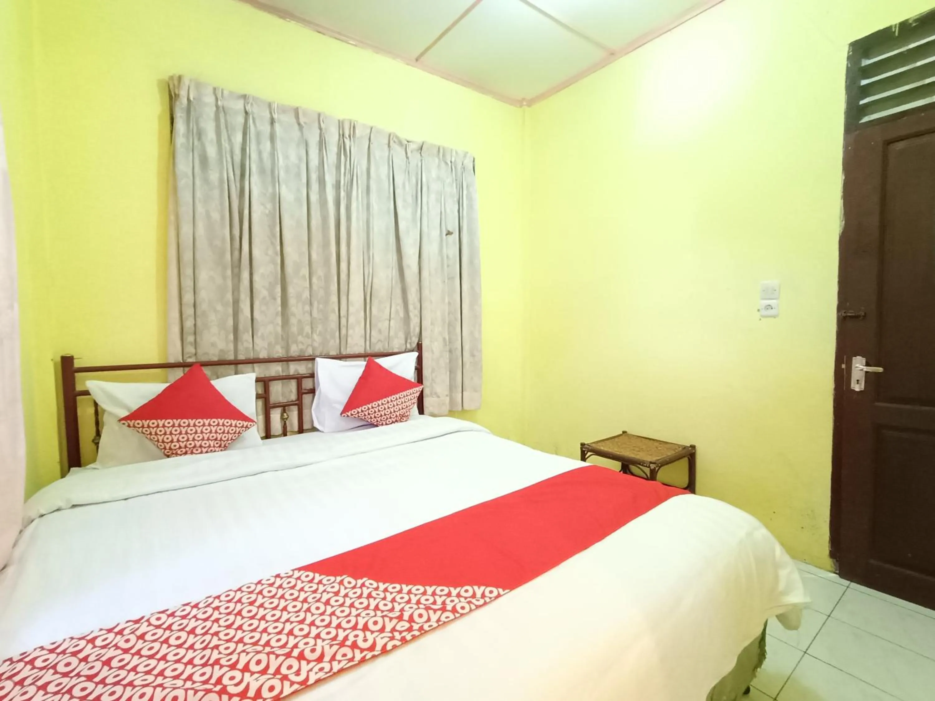 Bedroom, Bed in Hotel O Penginapan & Villa Sirait