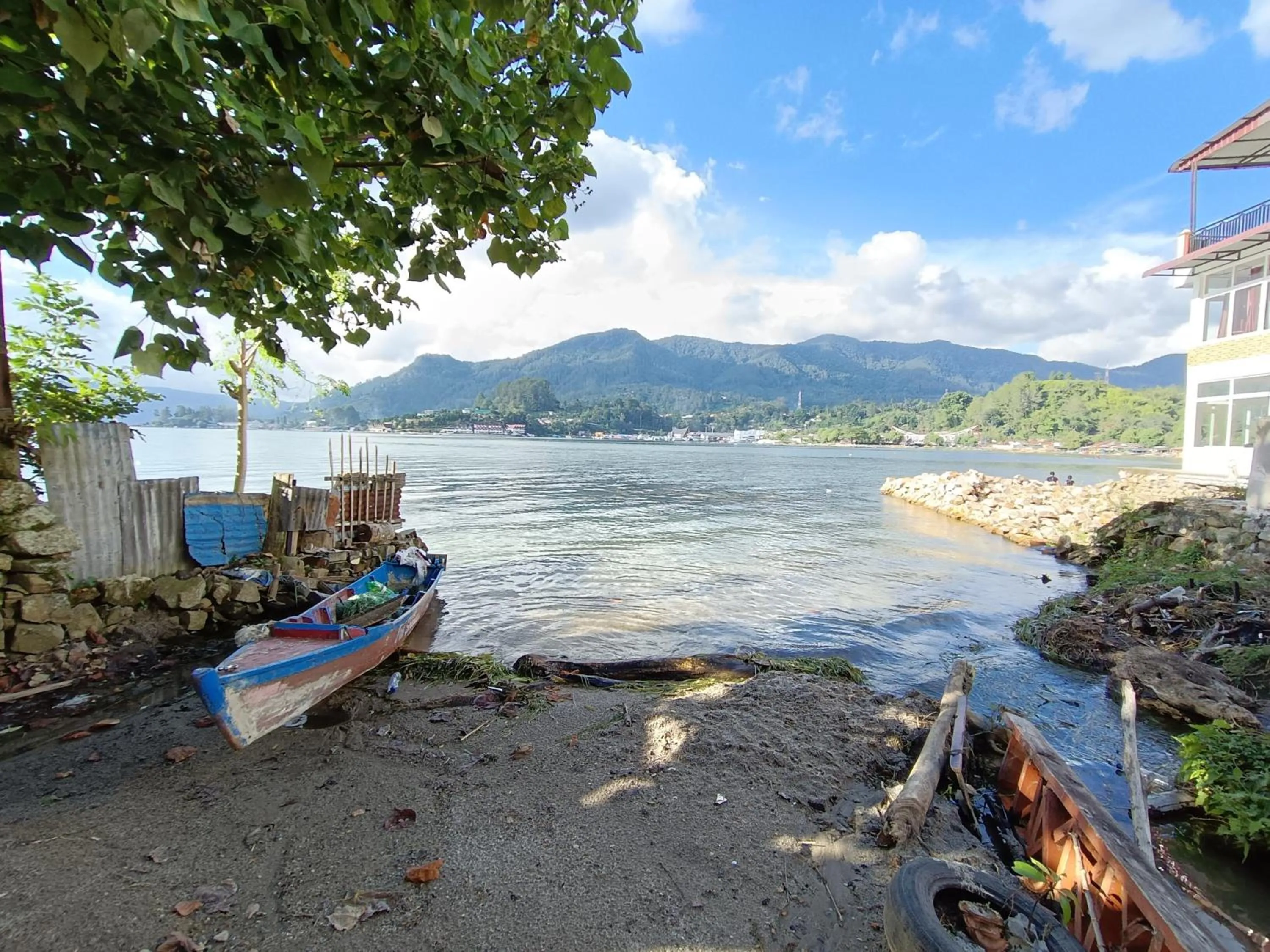 Garden in Hotel O Penginapan & Villa Sirait