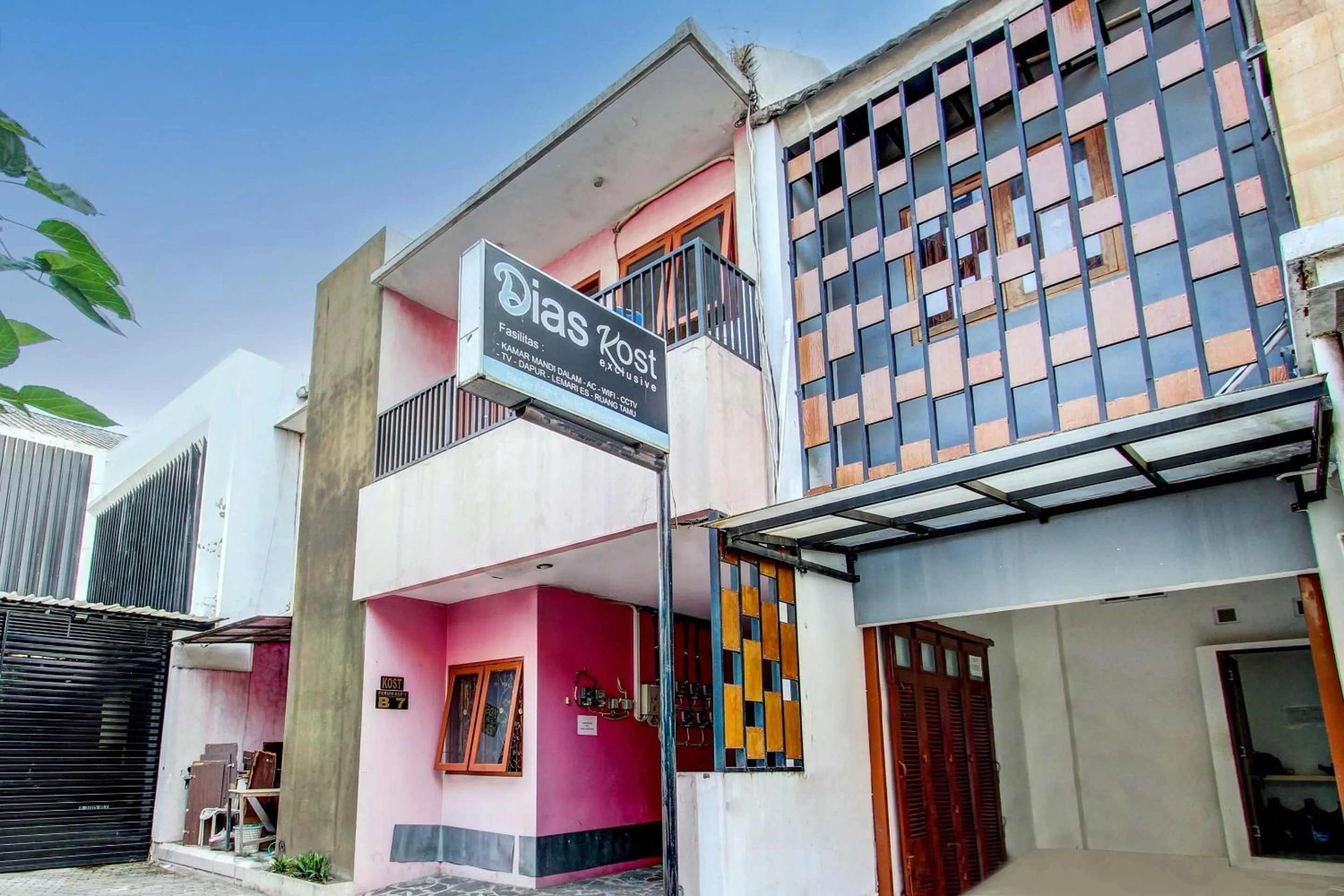 Facade/entrance in Super OYO 92511 Griya Dias Syariah