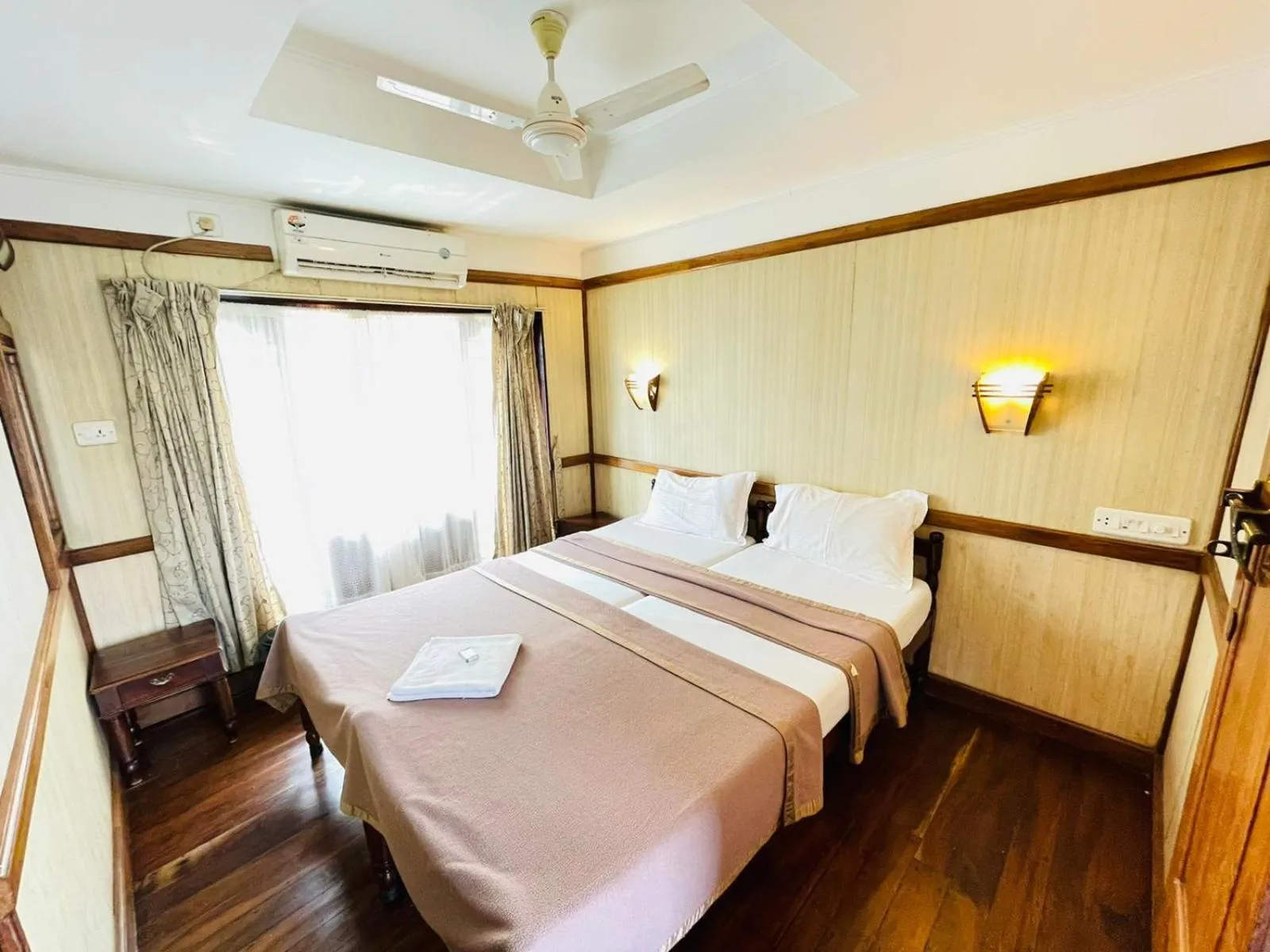 Bedroom, Bed in Kerala Boathouse