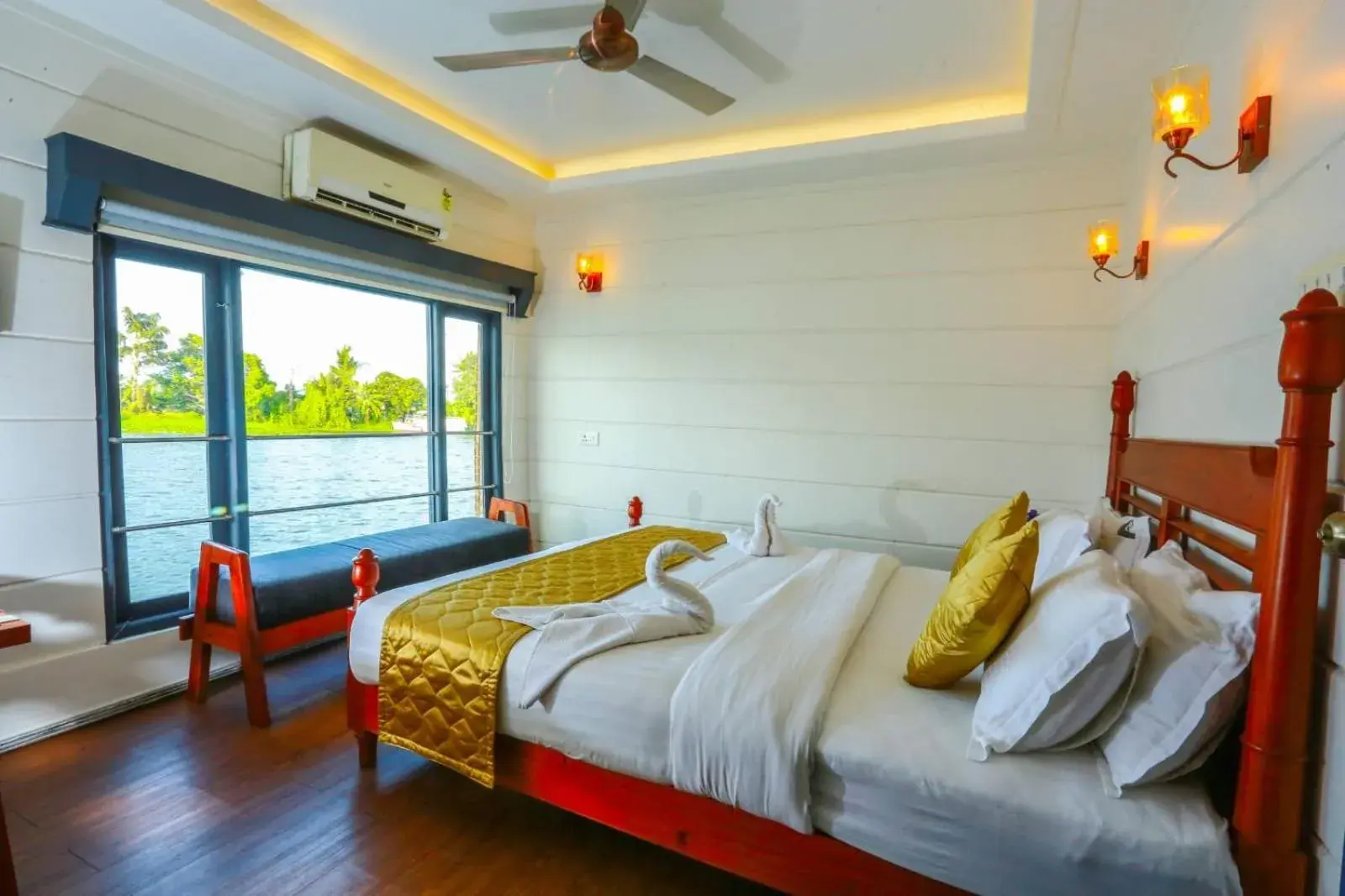 Deluxe Double Room in Kerala Boathouse Deluxe Double Room in Kerala Boathouse