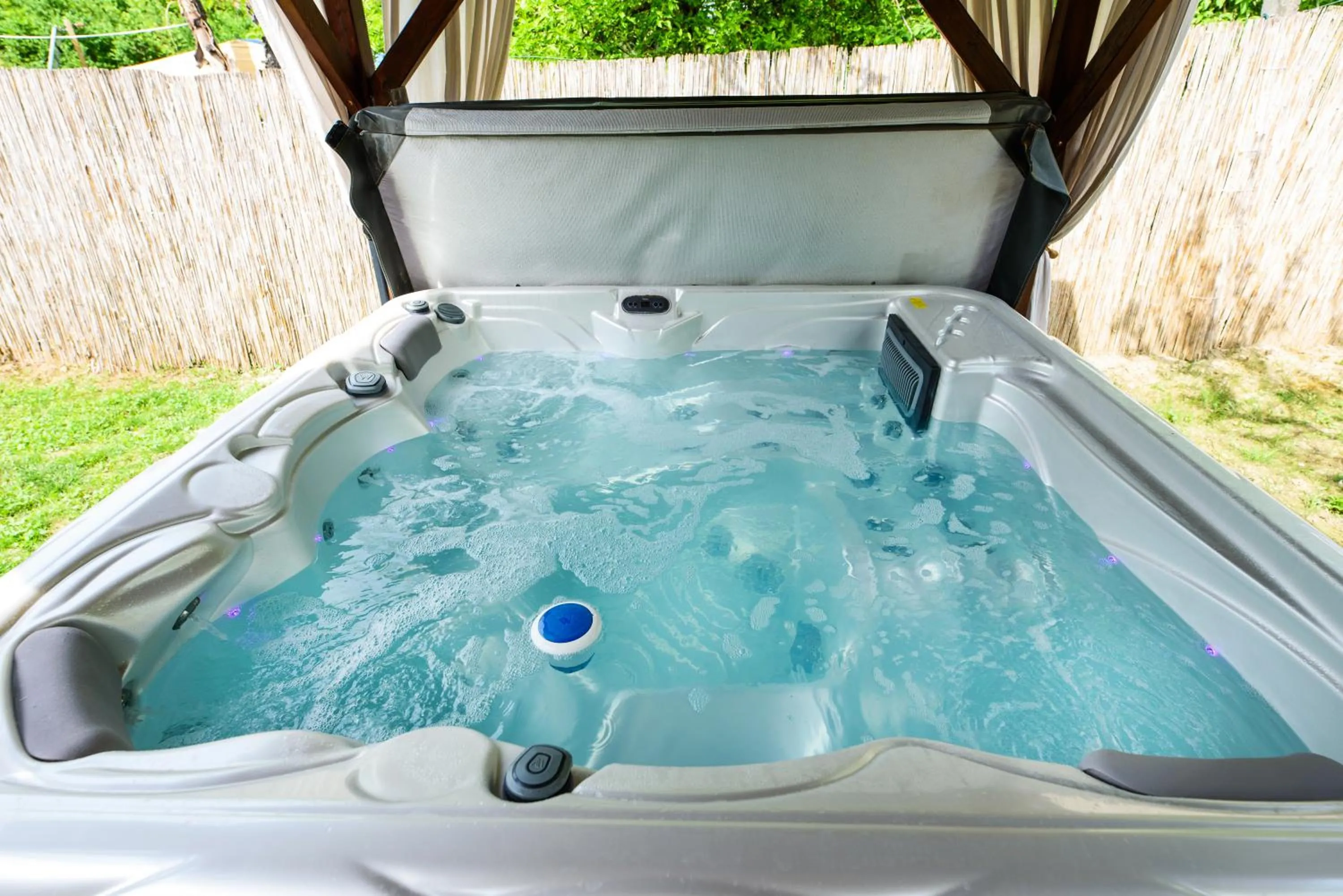 Hot Tub in Emili Apartman Ráckeve
