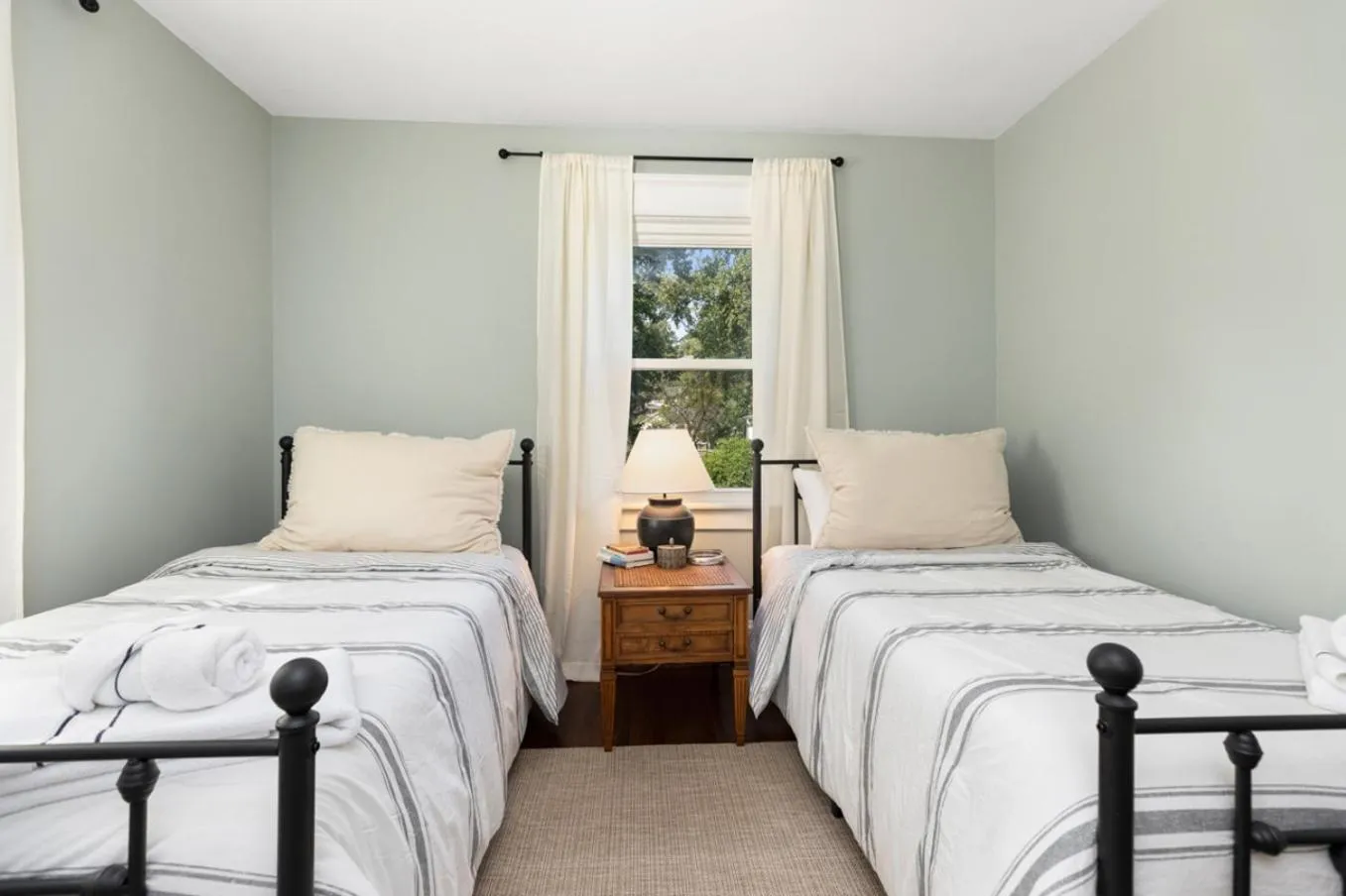 Cheerful 3 Bedroom Home, Walk To Uvastadium