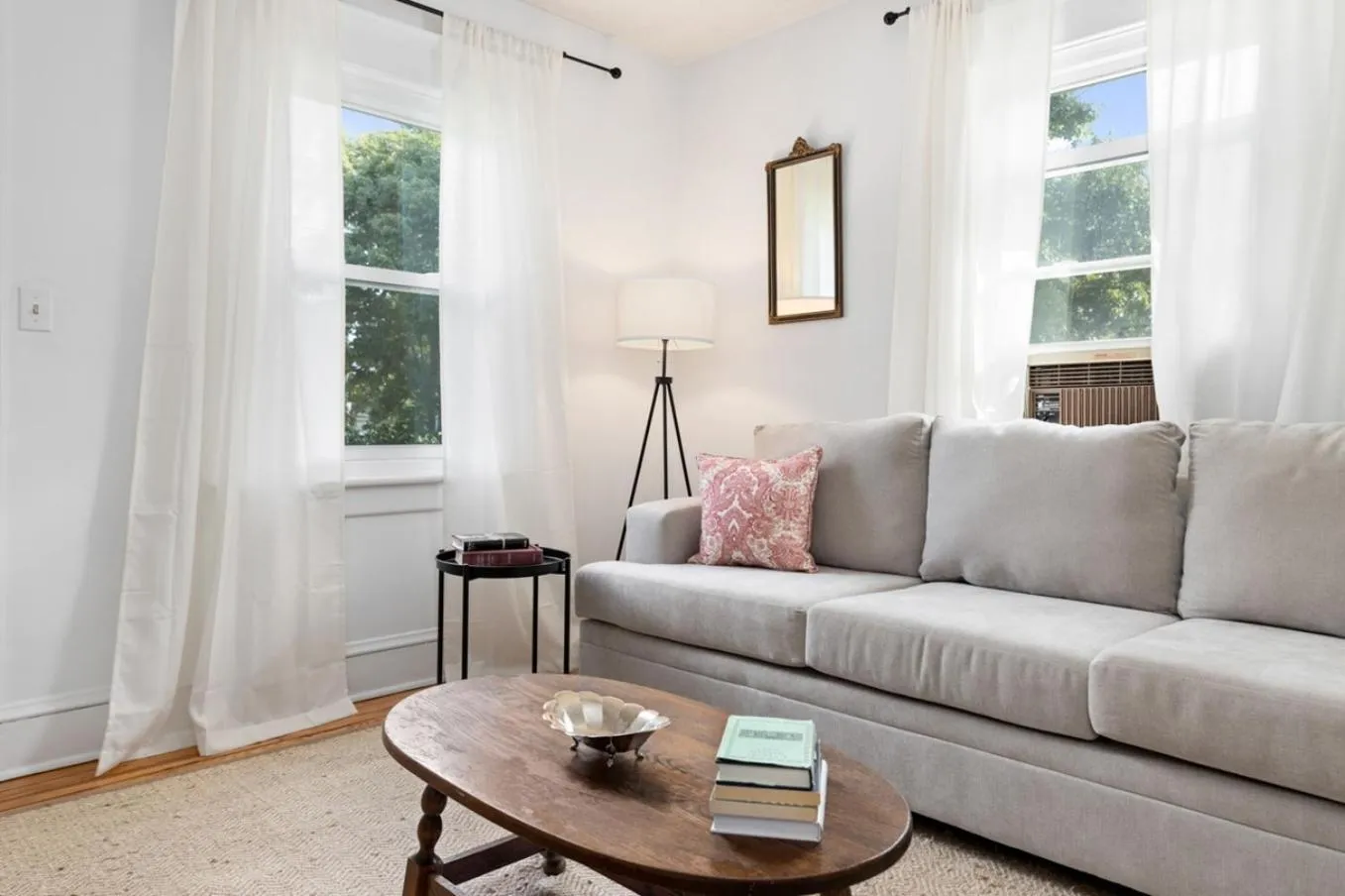 Cheerful 3 Bedroom Home, Walk To Uvastadium