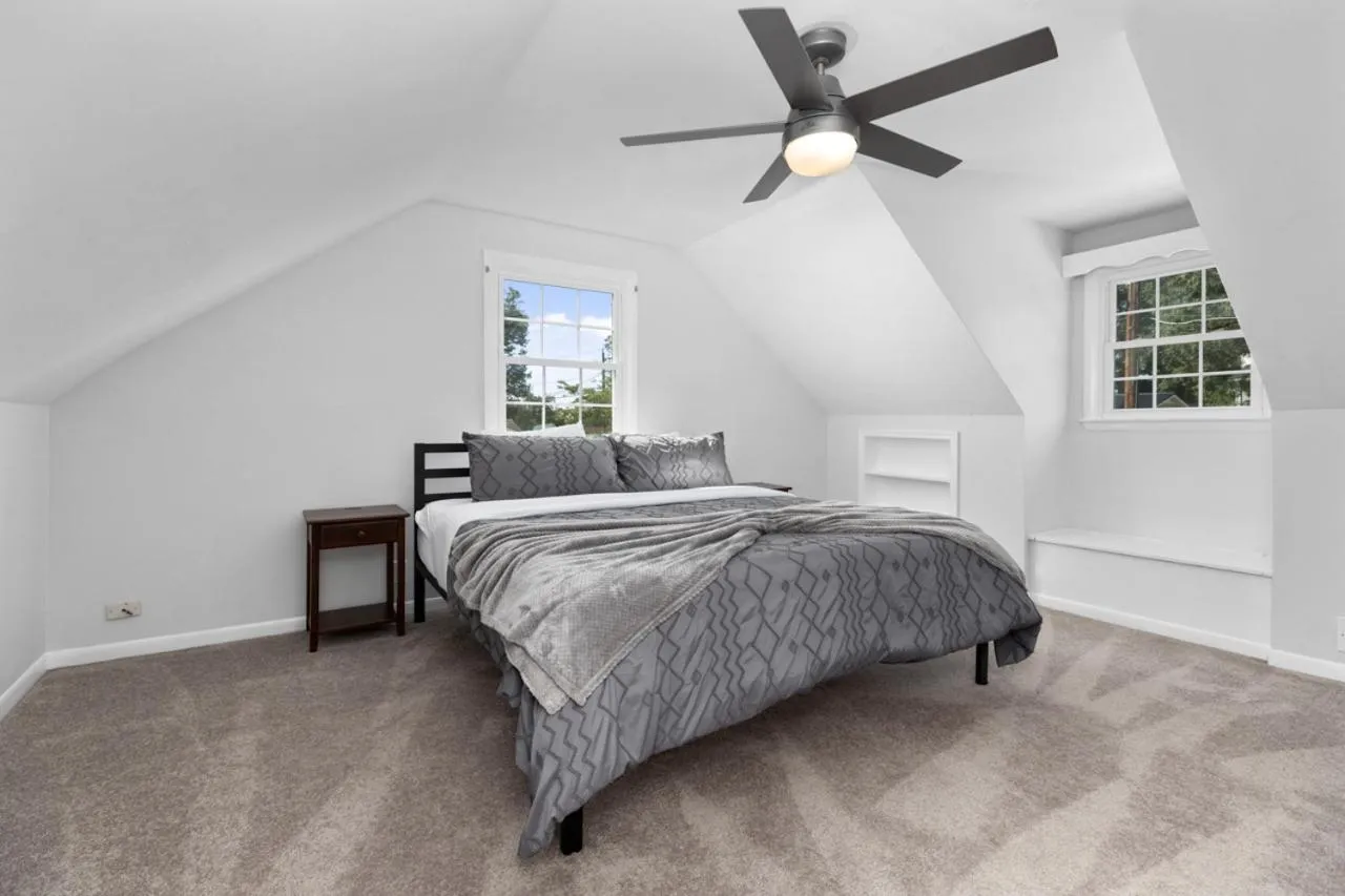 Bed in Waynesboro home near Wintergreen Charlottesville