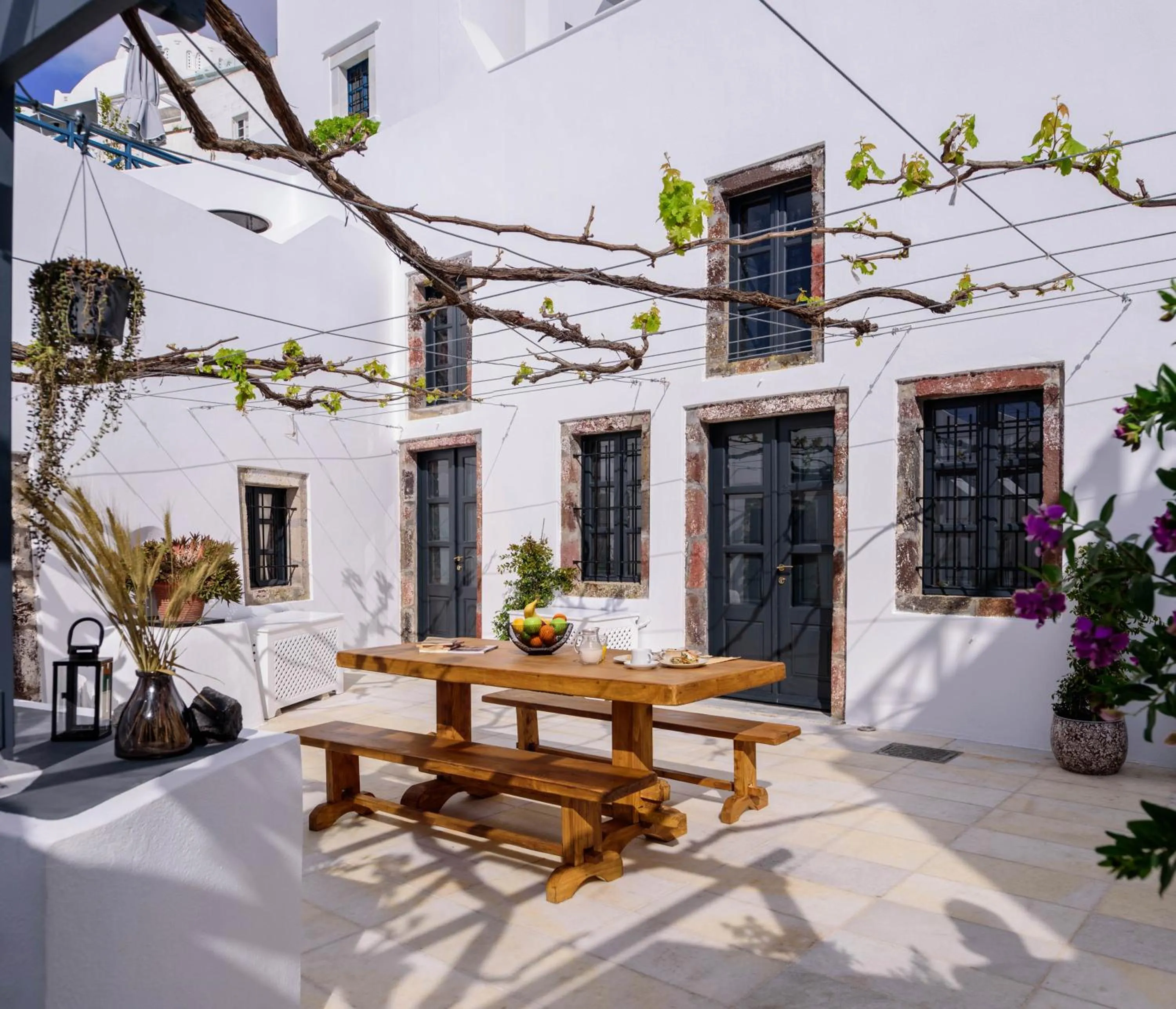Inner courtyard view in Firalia, Casa in Rock Suites