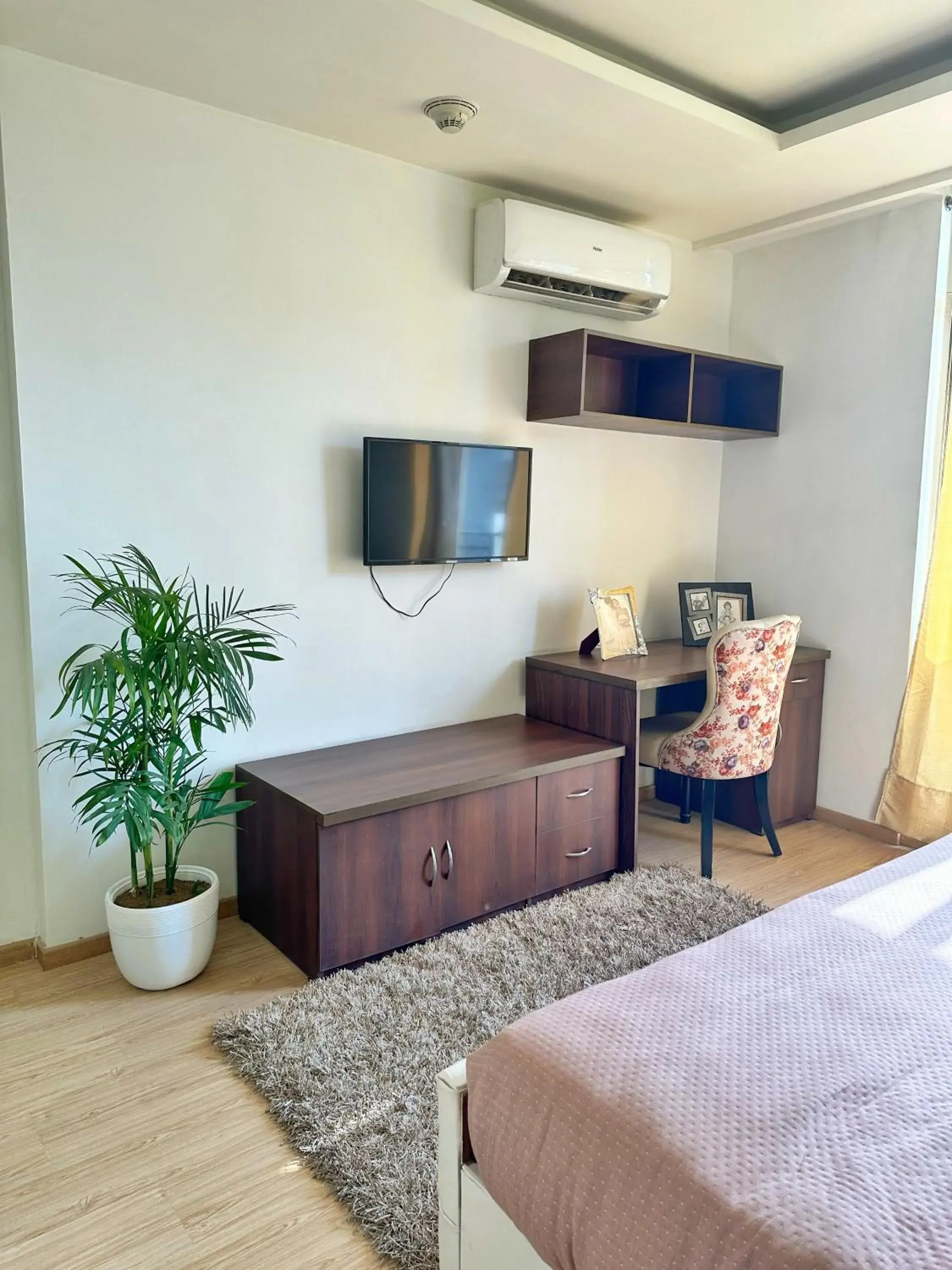 TV and multimedia, Bed in Flamingo Hotel Sector 67 I Studio Rooms I Gurgaon TV and multimedia, Bed in Flamingo Hotel Sector 67 I Studio Rooms I Gurgaon