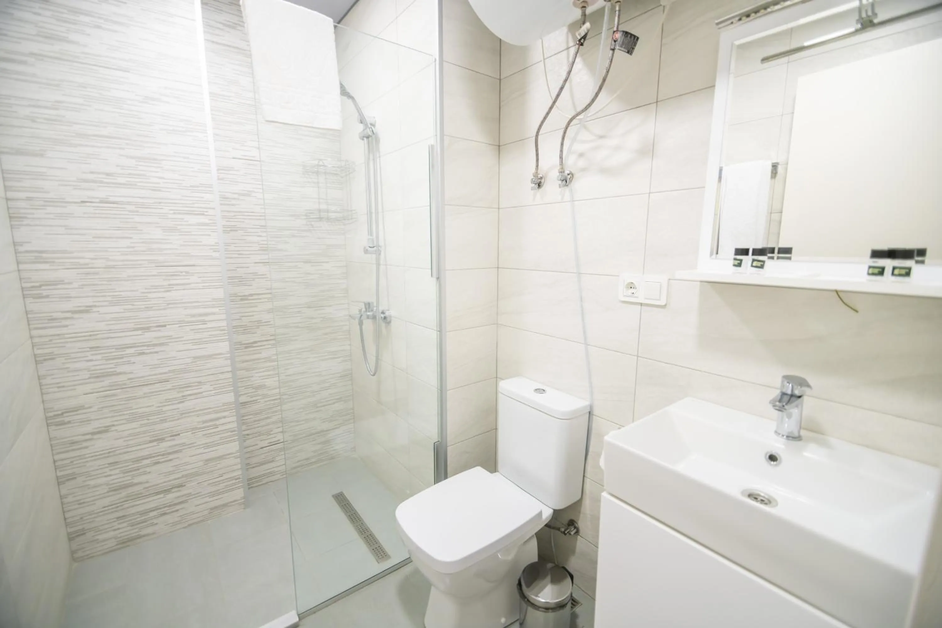 Shower in Green Side Apart Hotel