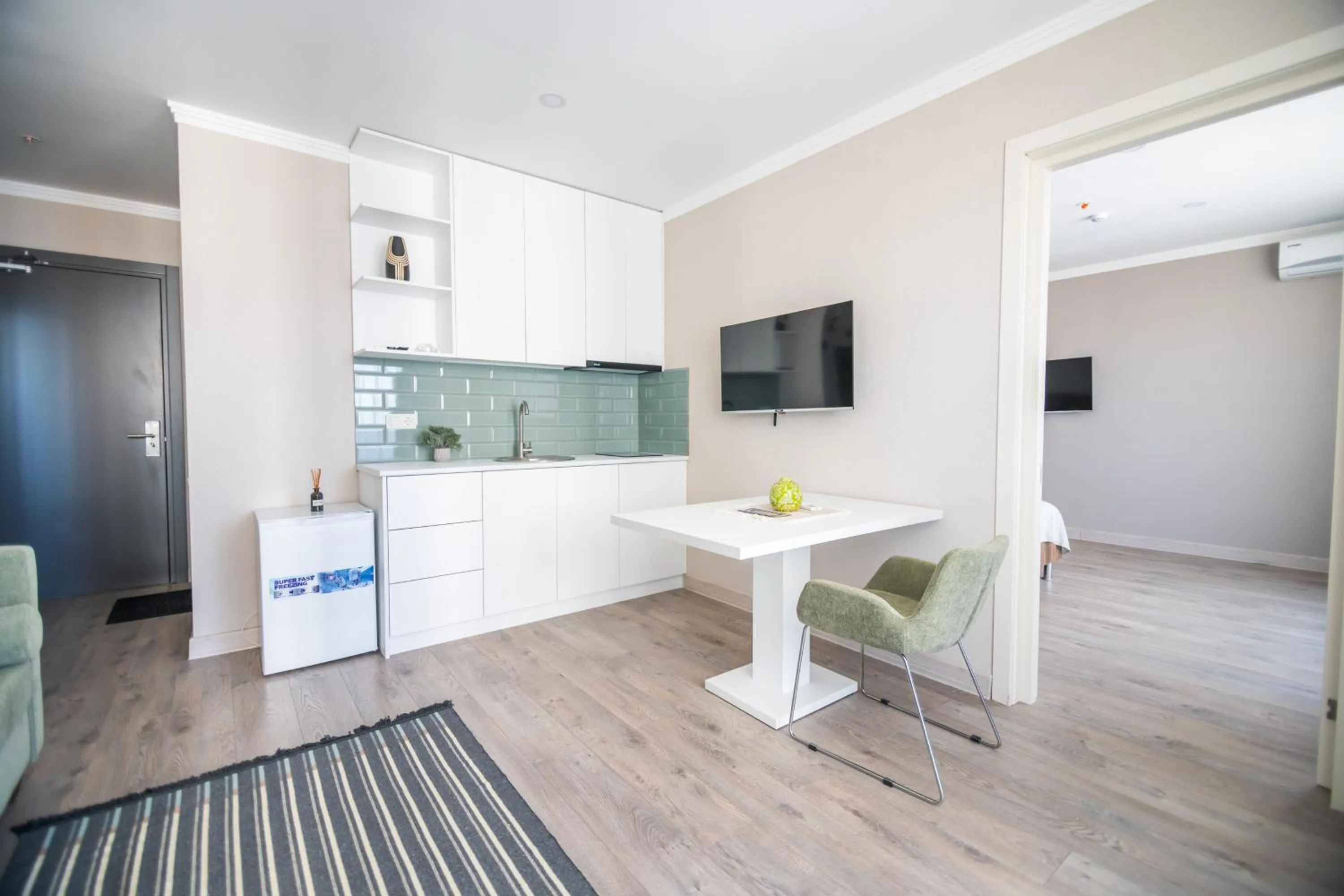 Kitchen or kitchenette in Green Side Apart Hotel