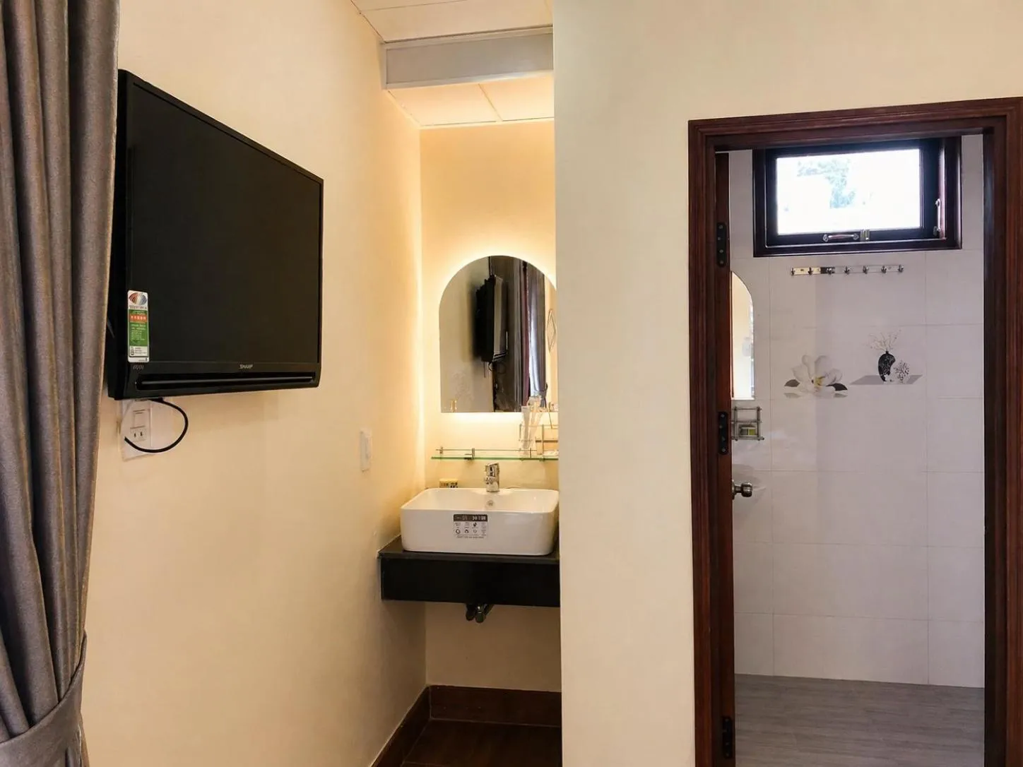 Shower in Tomorrow Homestay Đà Lạt