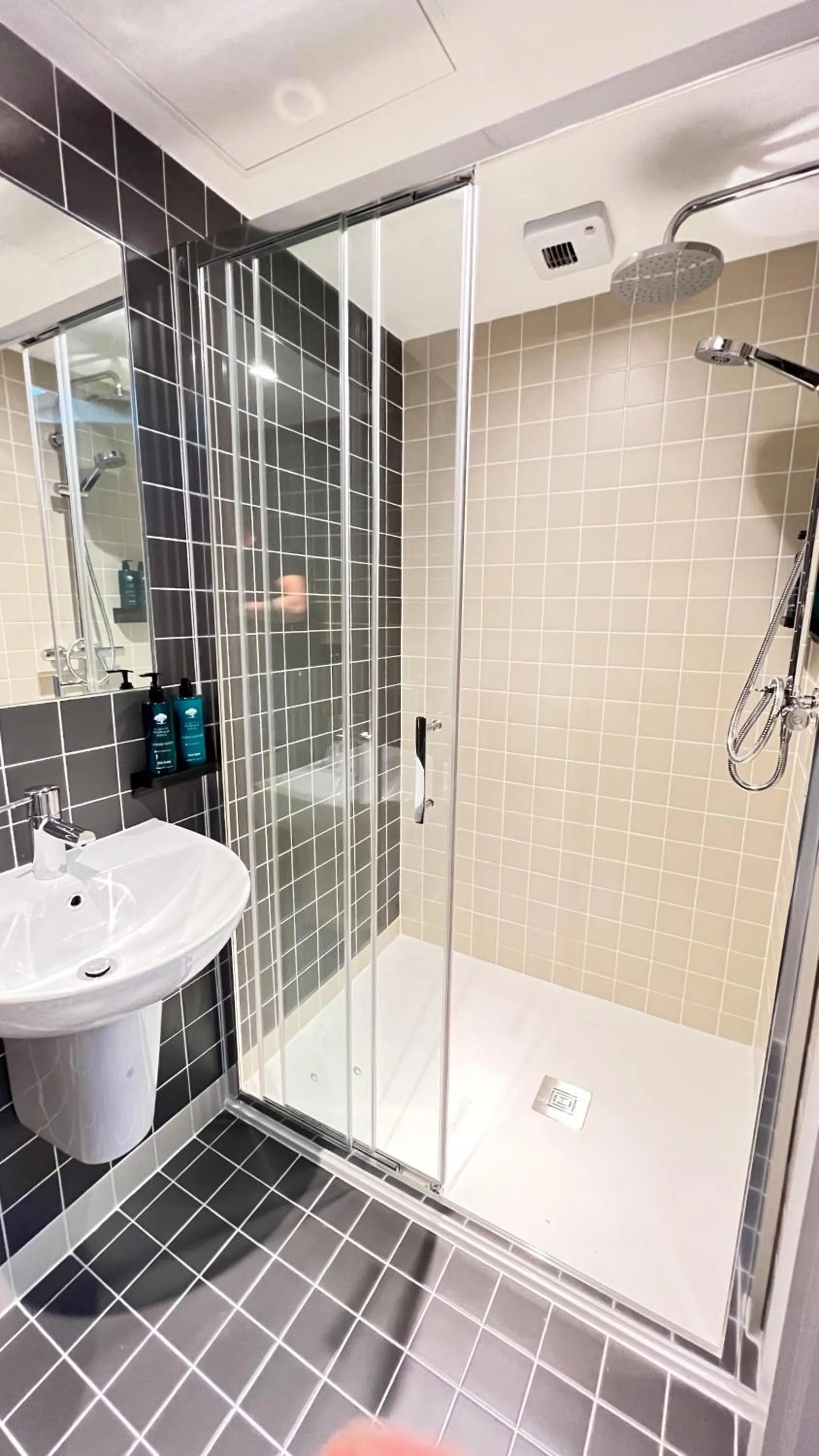 Bathroom in Merrion Square Studios