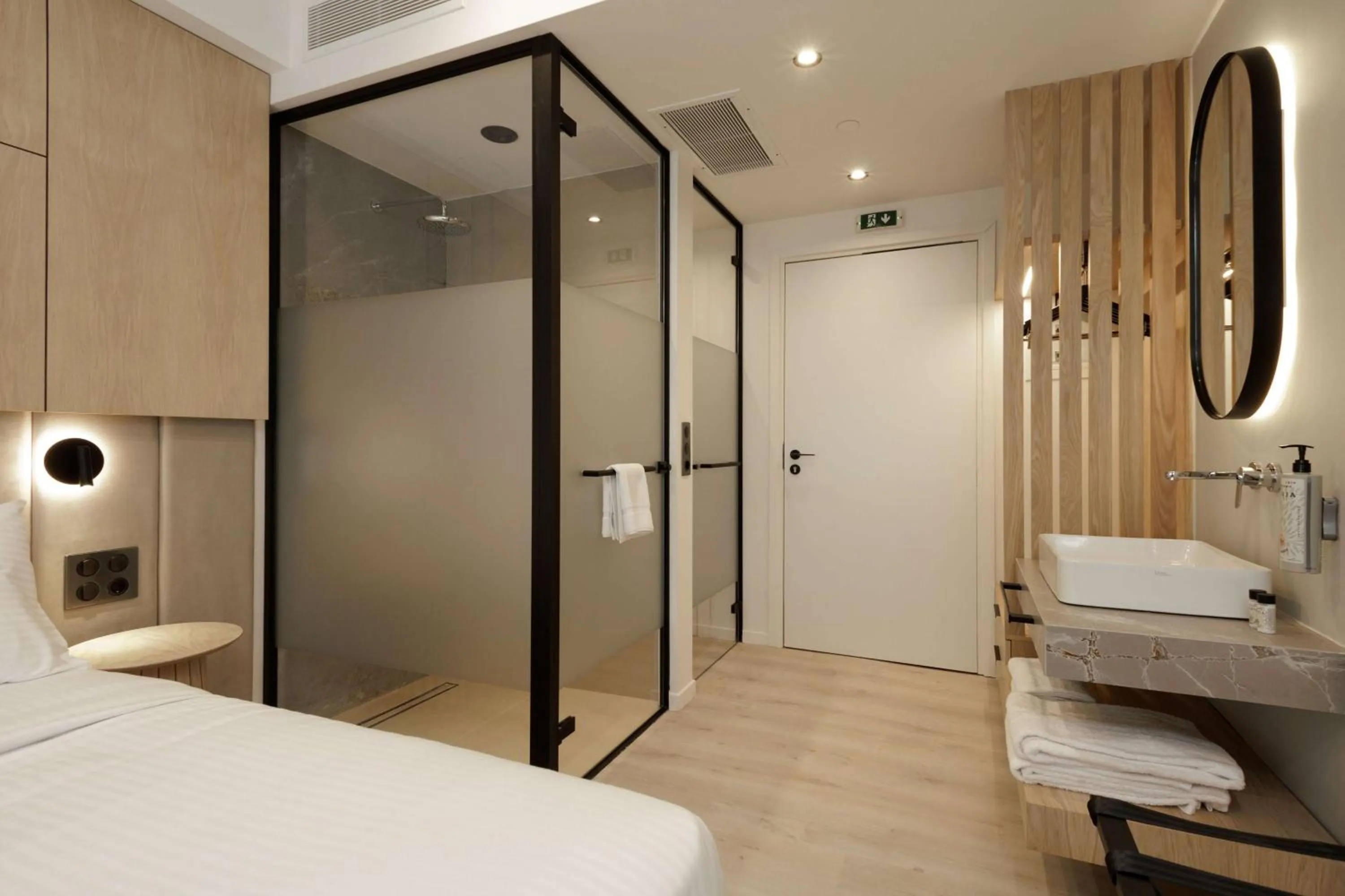 Bathroom, Bed in Hilton Garden Inn Athens Syggrou Avenue