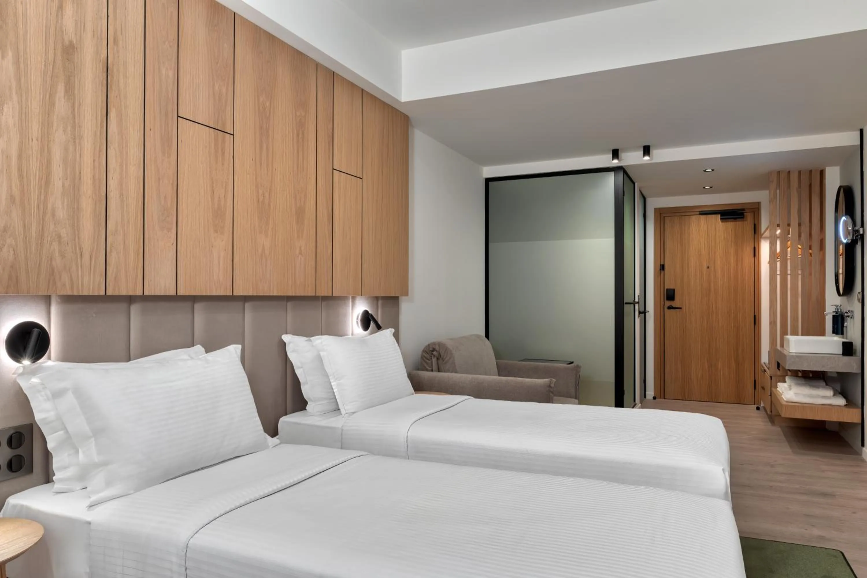 Photo of the whole room, Bed in Hilton Garden Inn Athens Syggrou Avenue