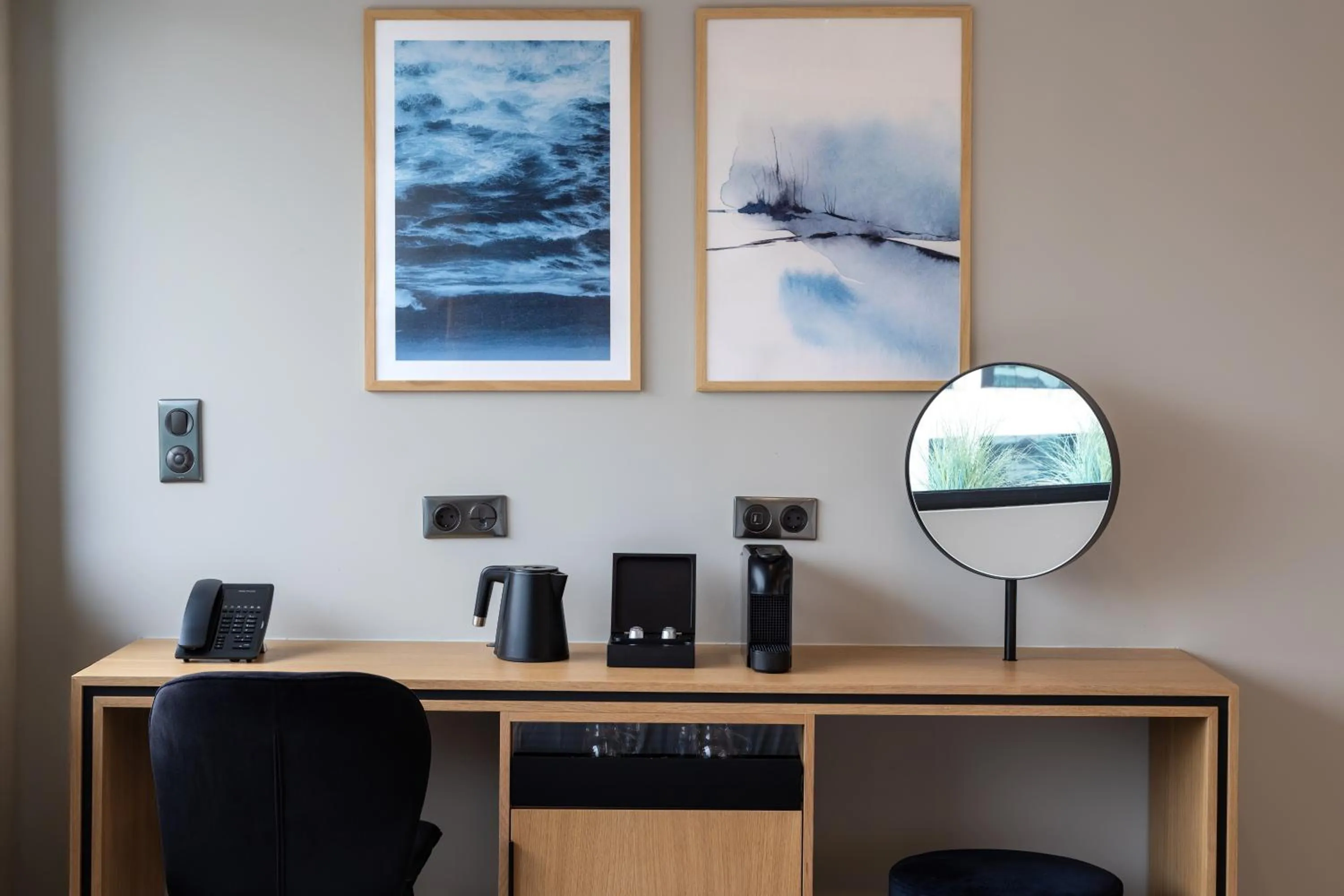 Seating area in Hilton Garden Inn Athens Syggrou Avenue
