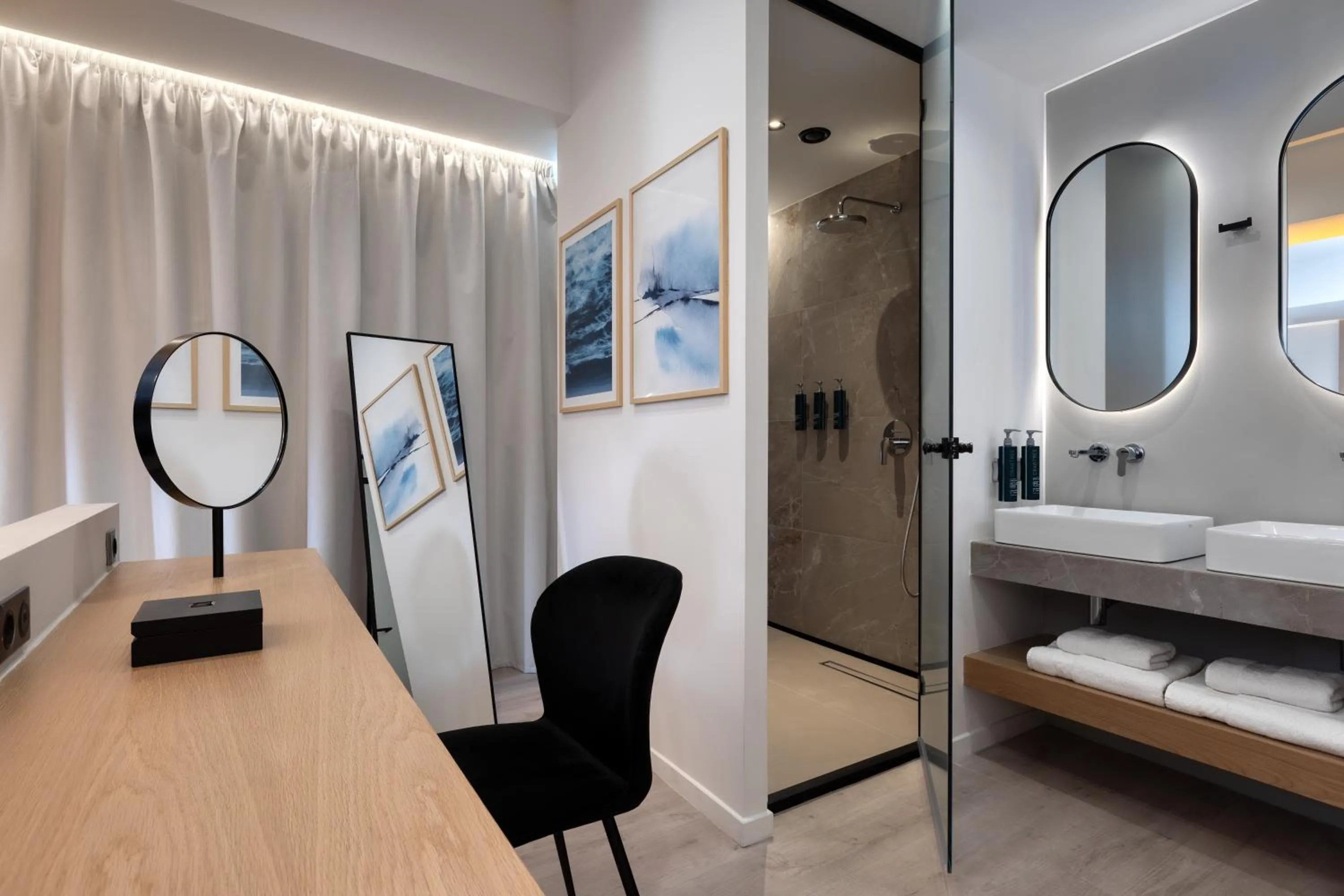 Shower, Bed in Hilton Garden Inn Athens Syggrou Avenue