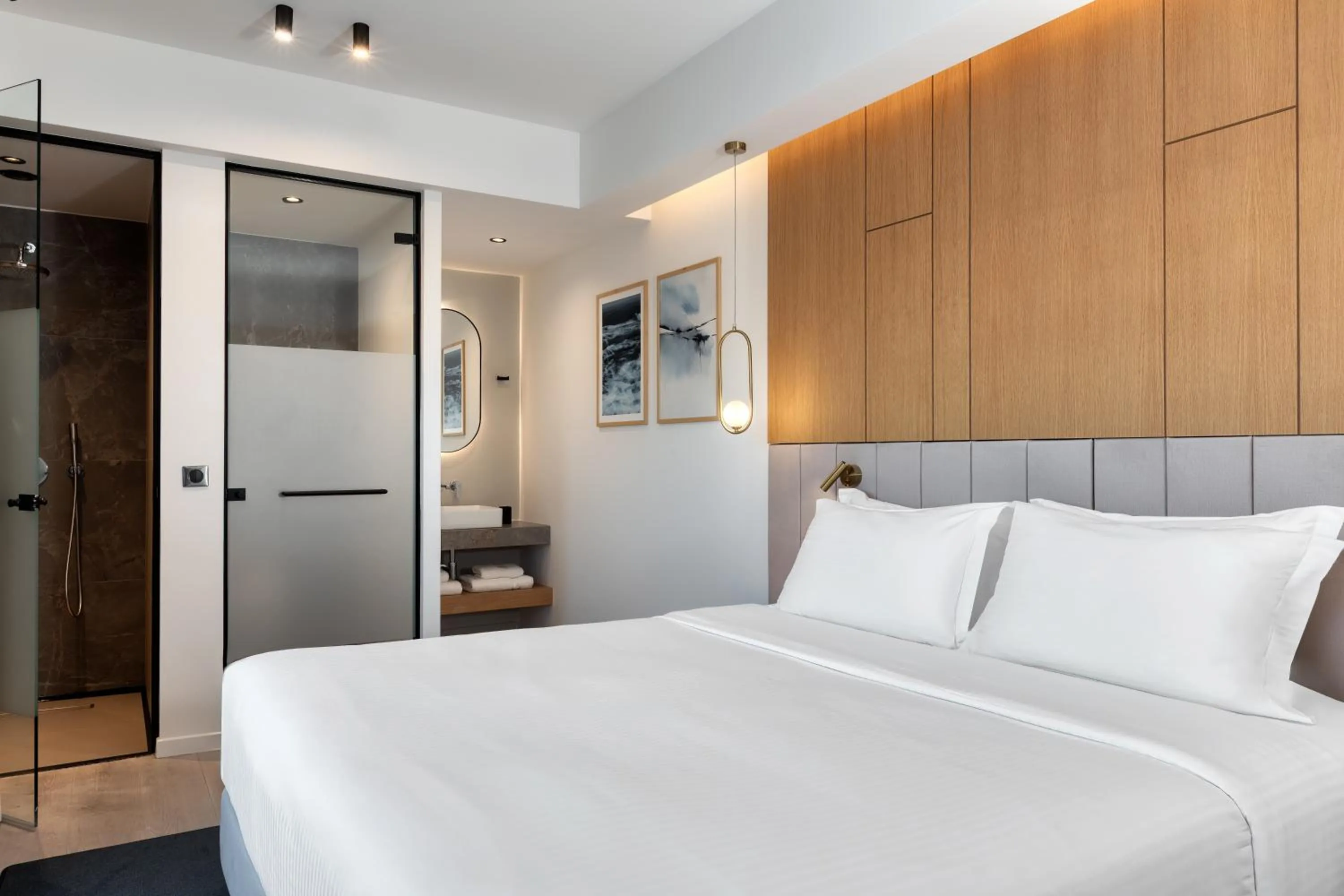 Photo of the whole room, Bed in Hilton Garden Inn Athens Syggrou Avenue