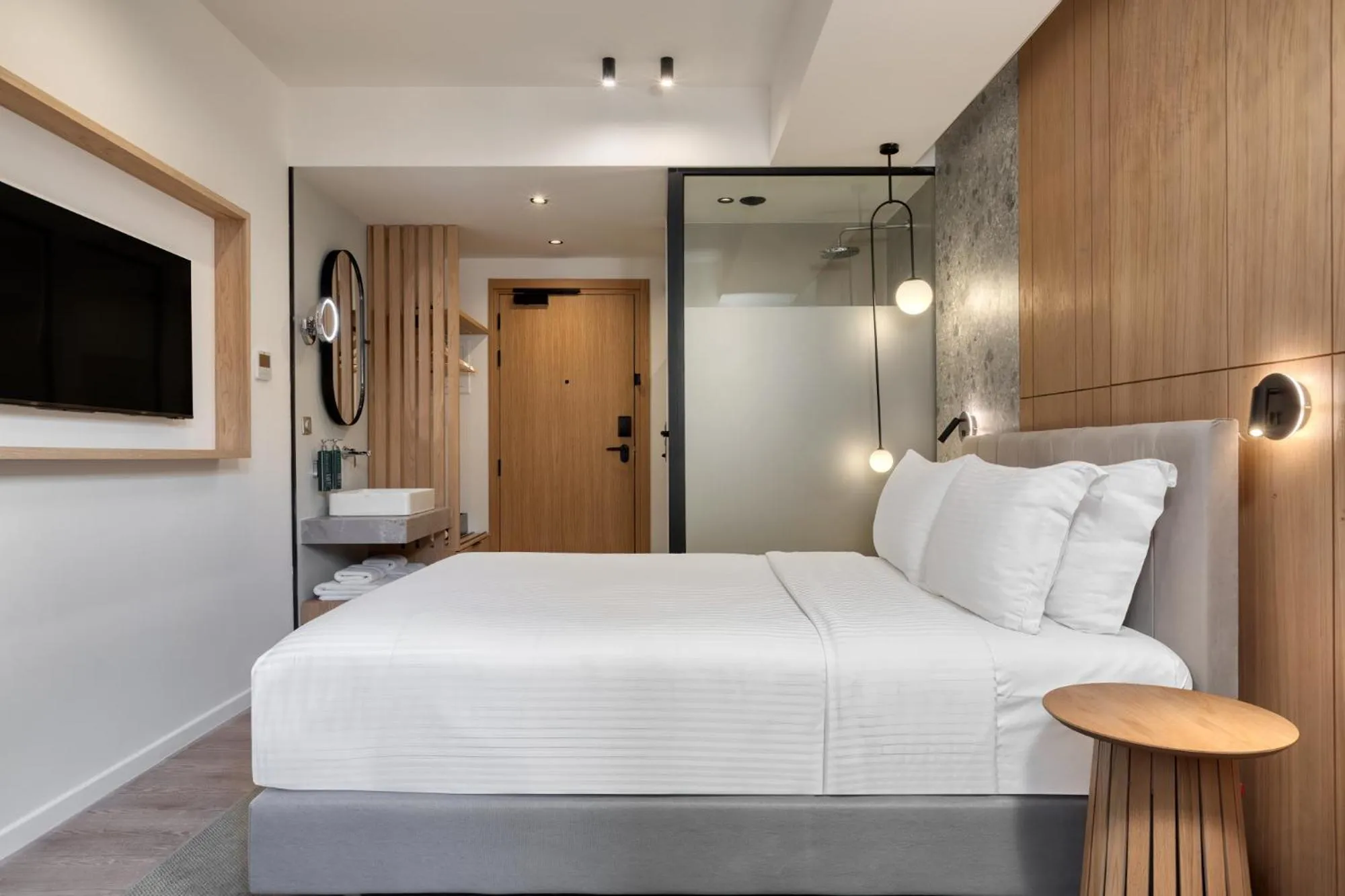 Photo of the whole room, Bed in Hilton Garden Inn Athens Syggrou Avenue