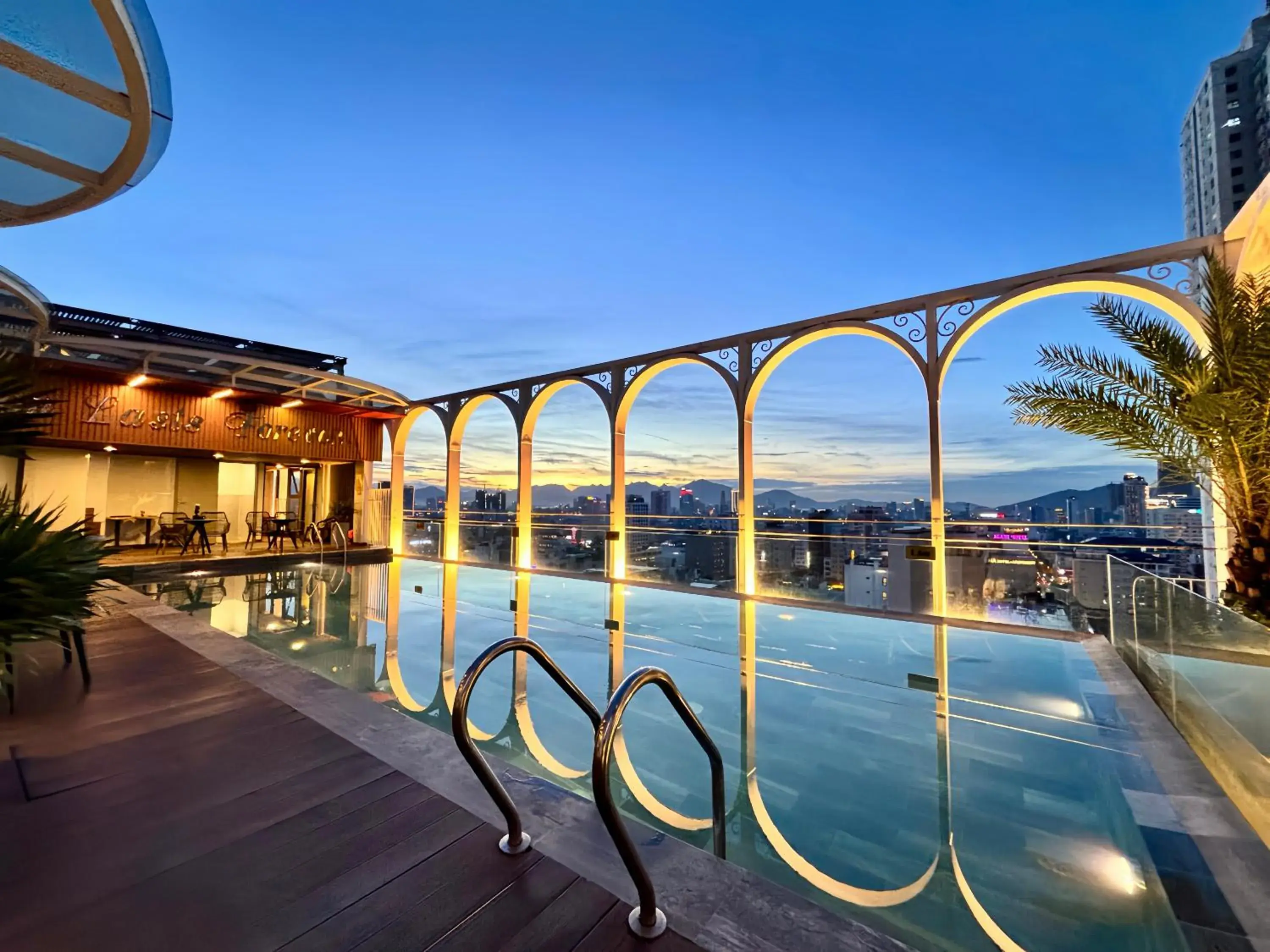 Pool view in Golden Lotus Luxury Hotel Danang - Complimentary Daily Afternoon Tea Pool view in Golden Lotus Luxury Hotel Danang - Complimentary Daily Afternoon Tea