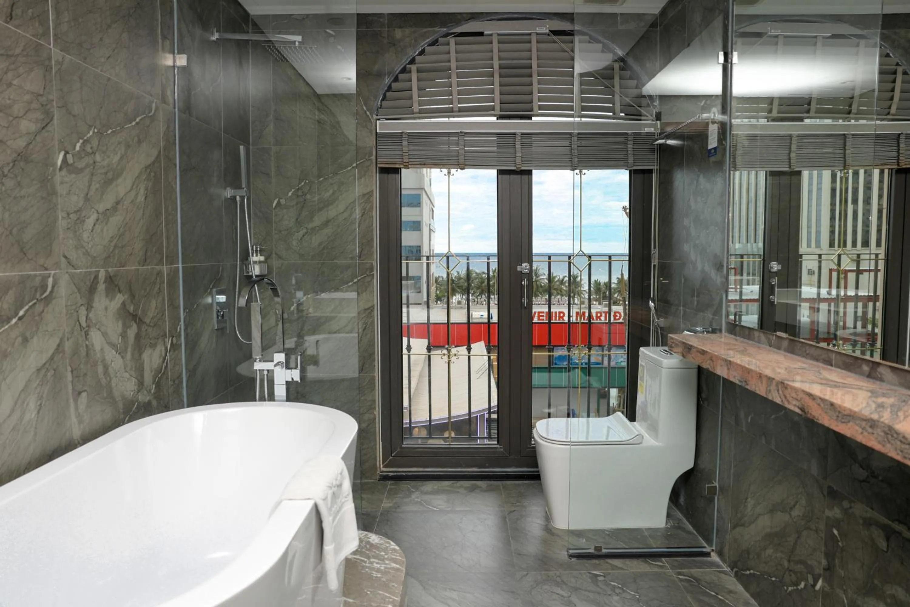 Bathroom in Golden Lotus Luxury Hotel Danang - Complimentary Daily Afternoon Tea