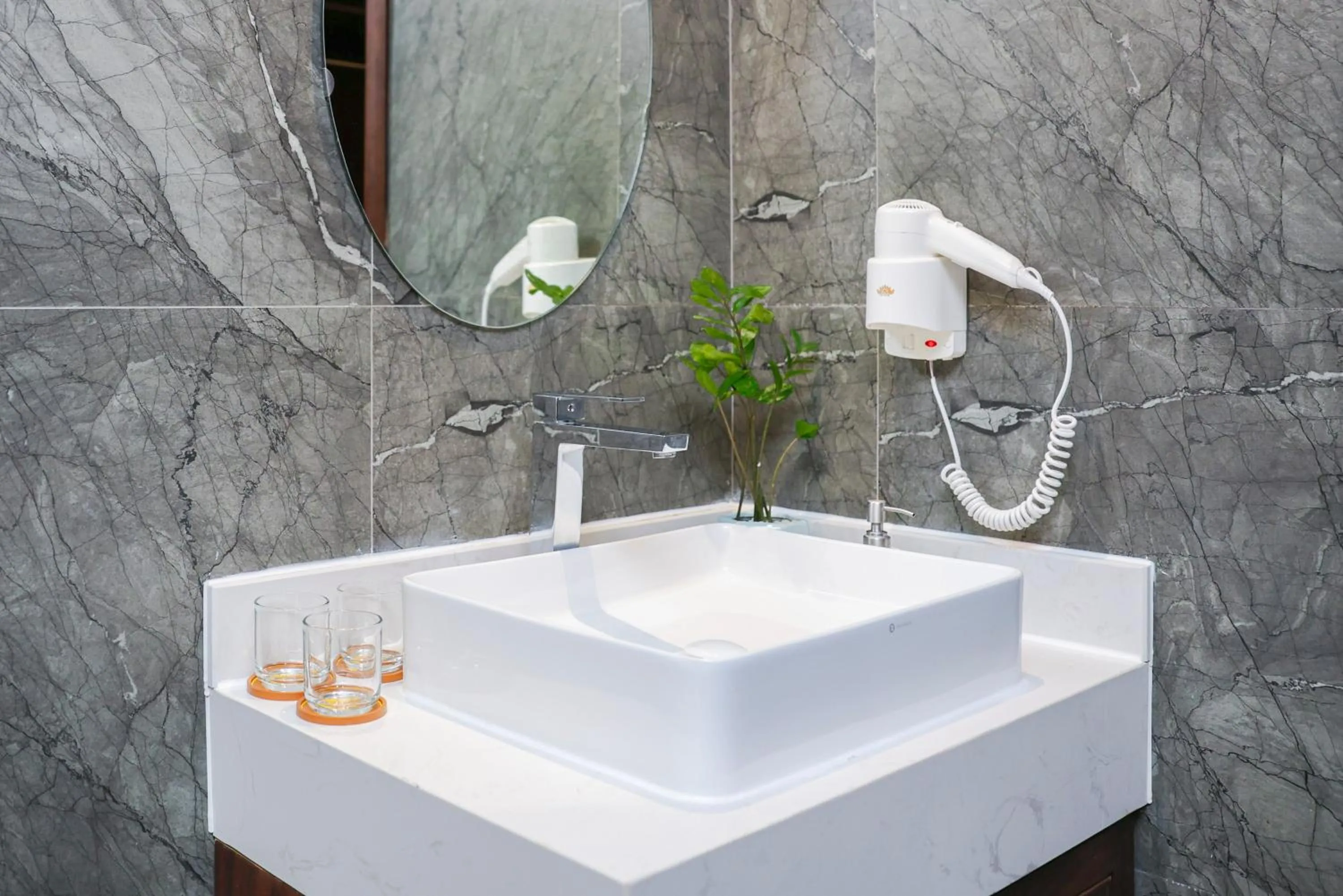 Bathroom in Golden Lotus Luxury Hotel Danang - Complimentary Daily Afternoon Tea