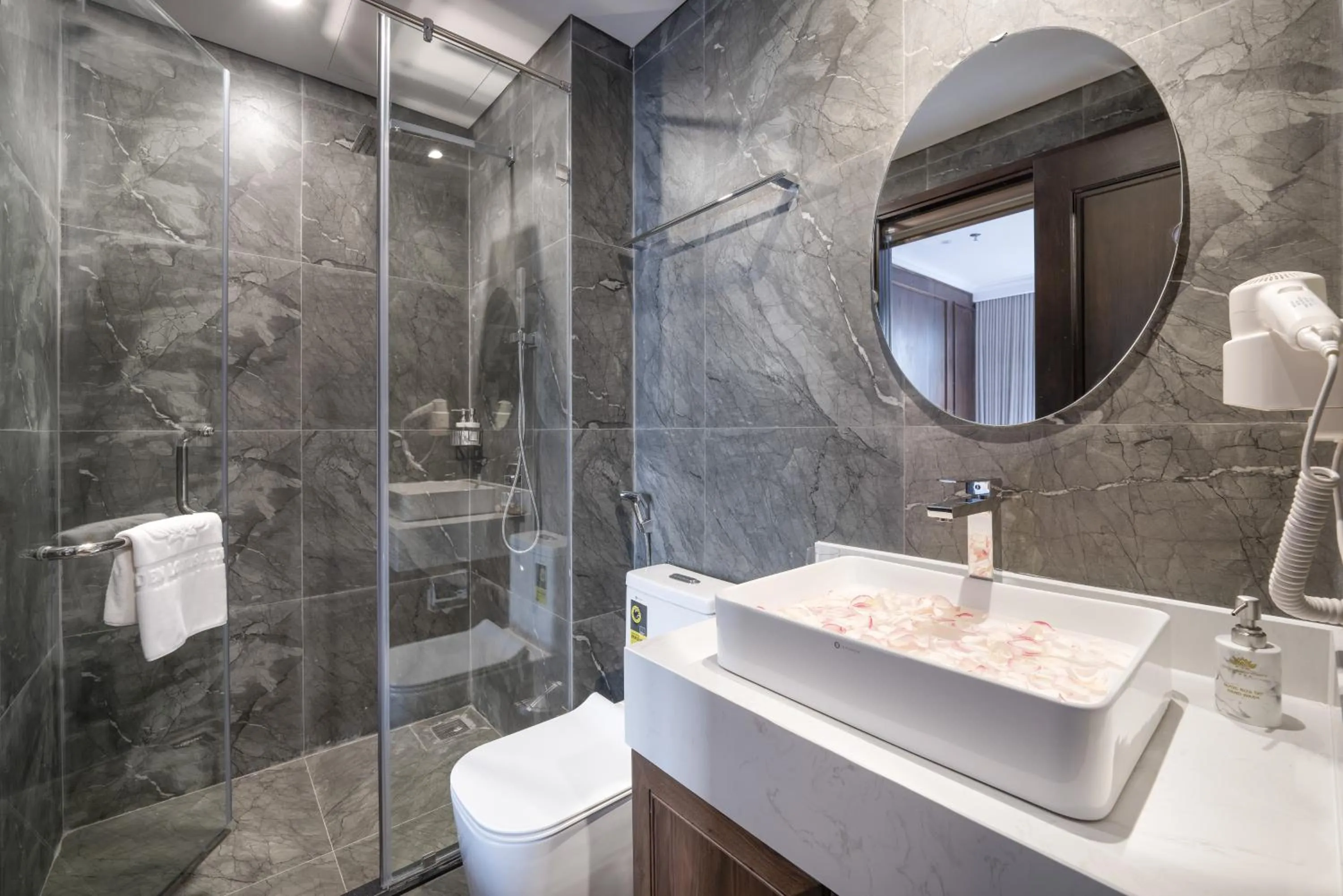 Bathroom in Golden Lotus Luxury Hotel Danang - Complimentary Daily Afternoon Tea