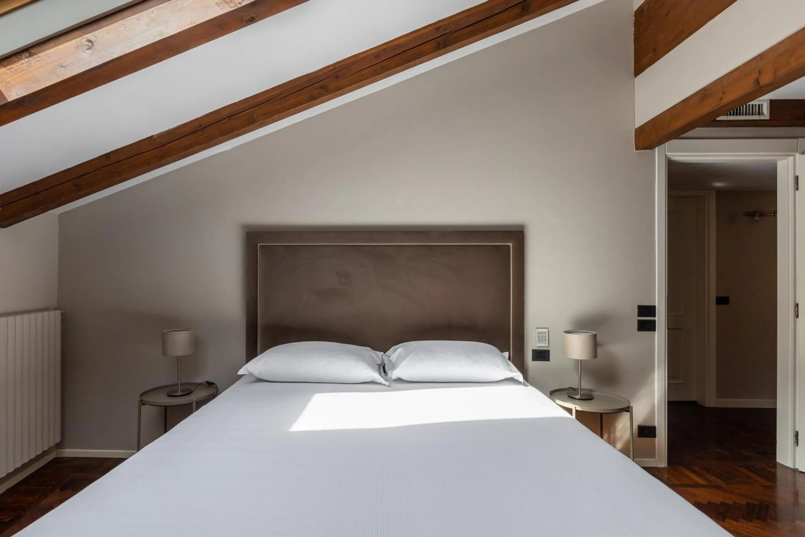 Wooden design Apartment by Wonderful Italy