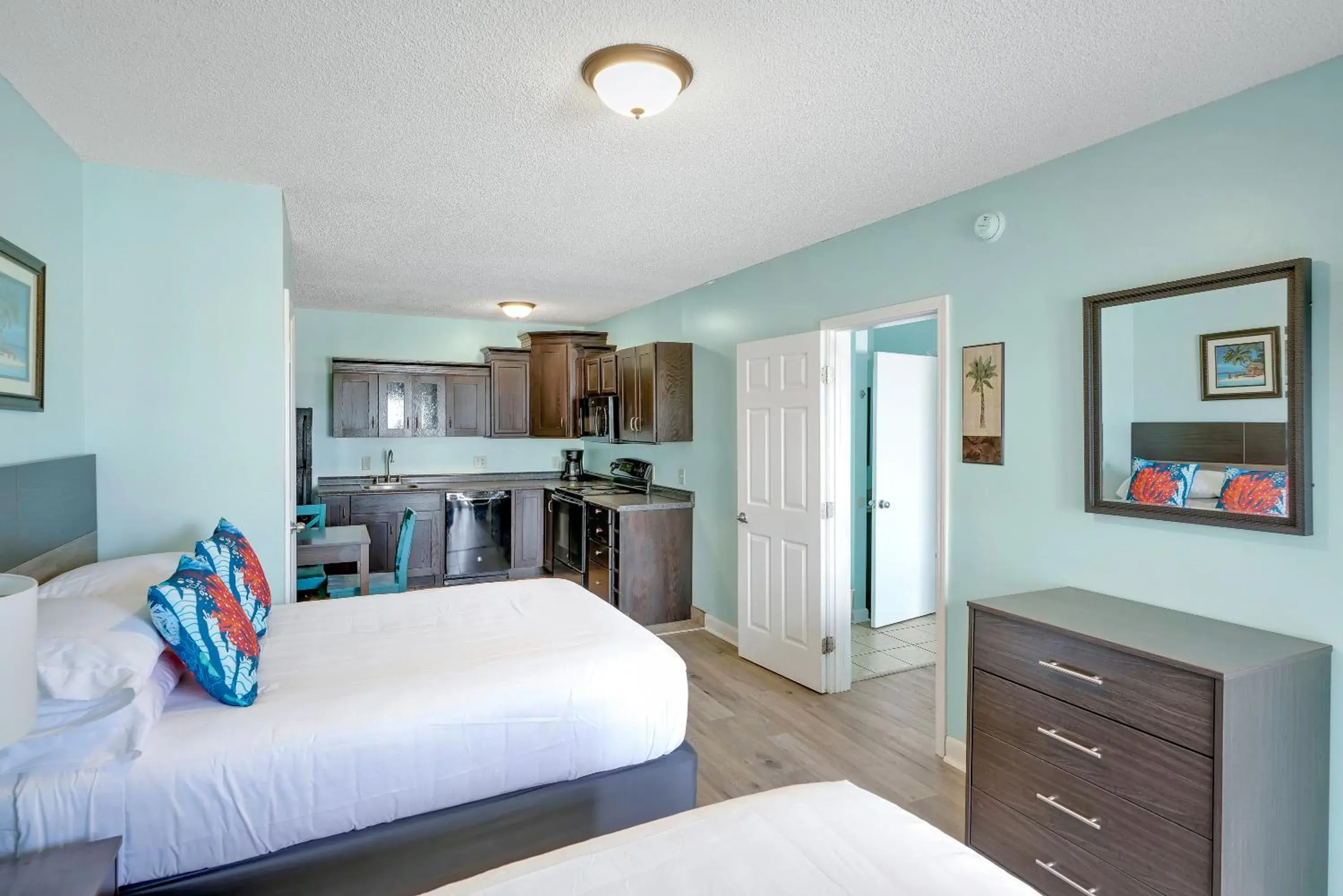 Queen Suite with Pool View in Admiral's Quarters Queen Suite with Pool View in Admiral's Quarters