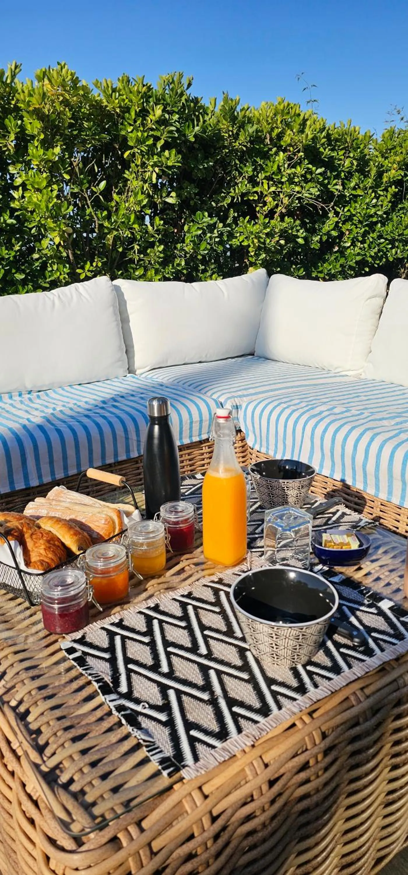 Breakfast in Chambre d'hôte Cigale jacuzzi et jardin privé