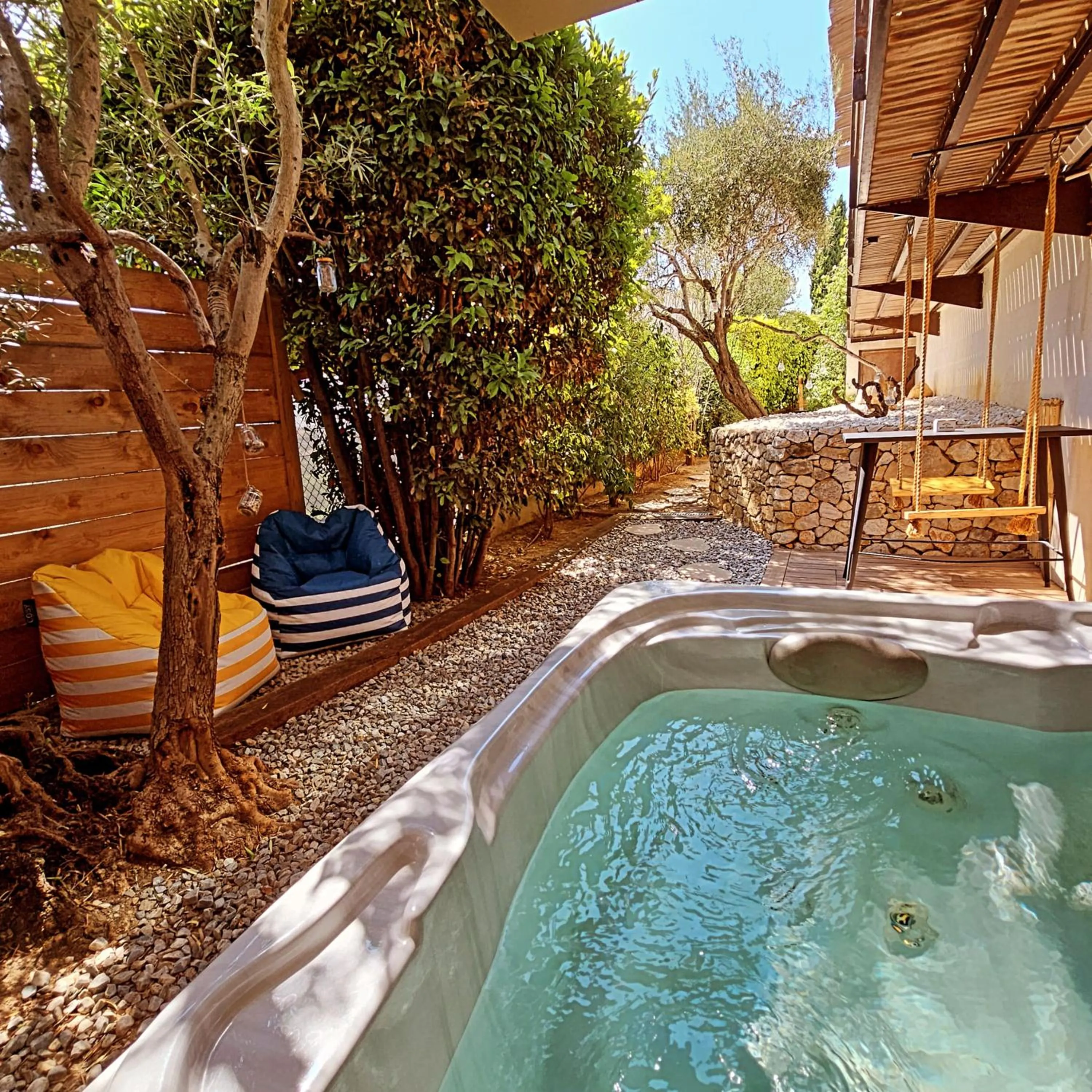 Day in Chambre d'hôte Cigale jacuzzi et jardin privé